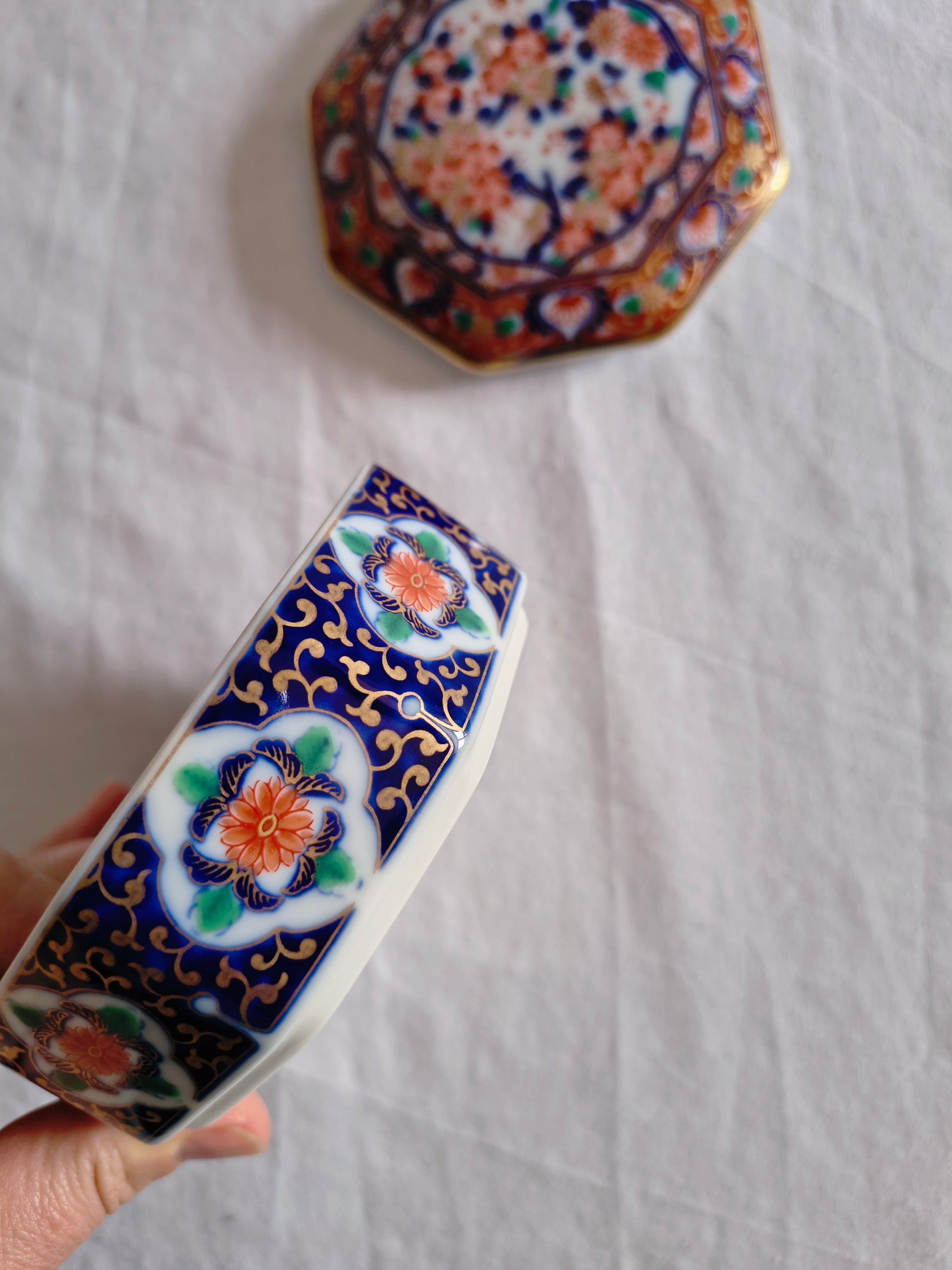 Boite en porcelaine japonaise Shibata motif fleurs de cerisier style Imari