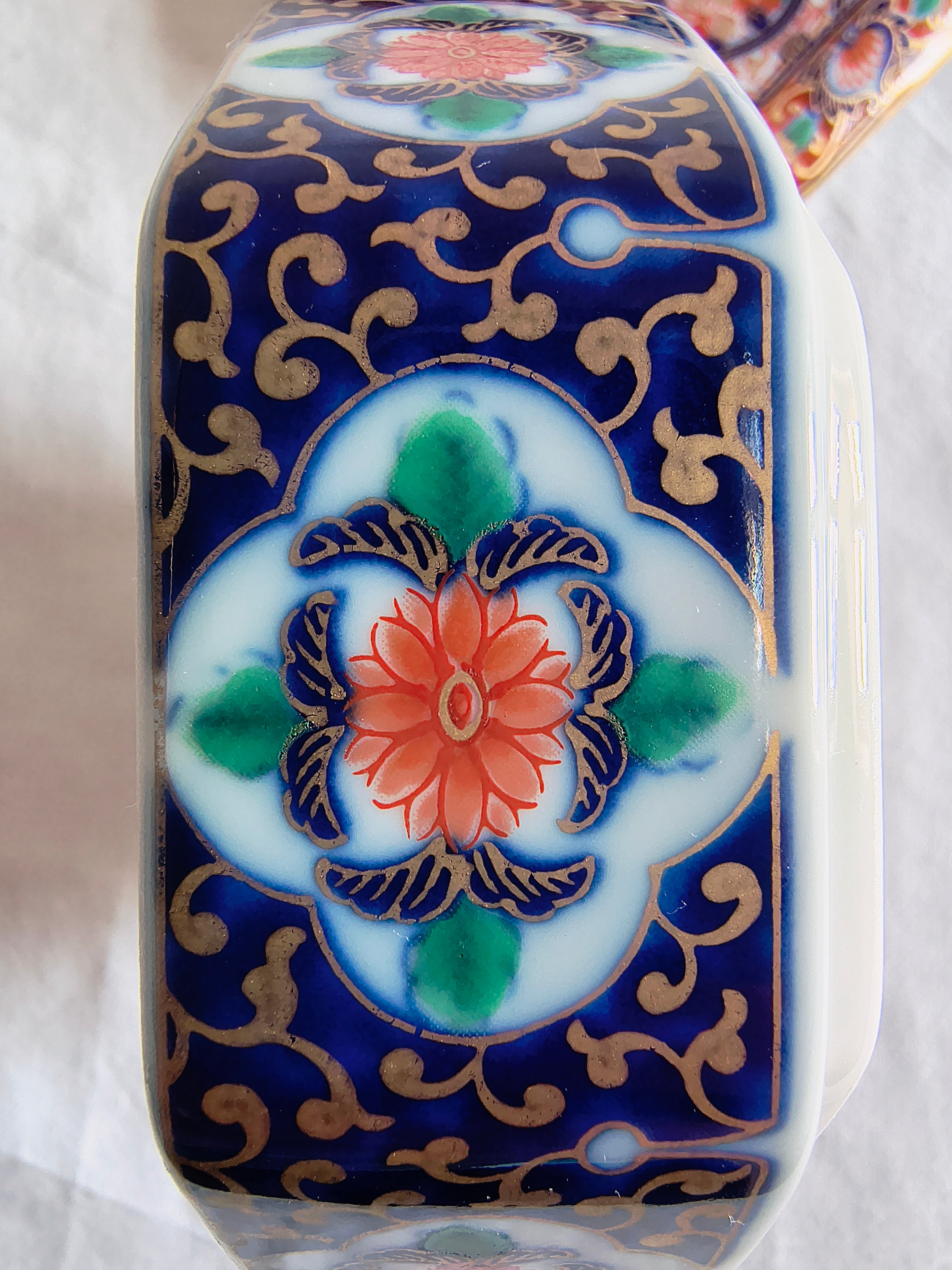 Boite en porcelaine japonaise Shibata motif fleurs de cerisier style Imari