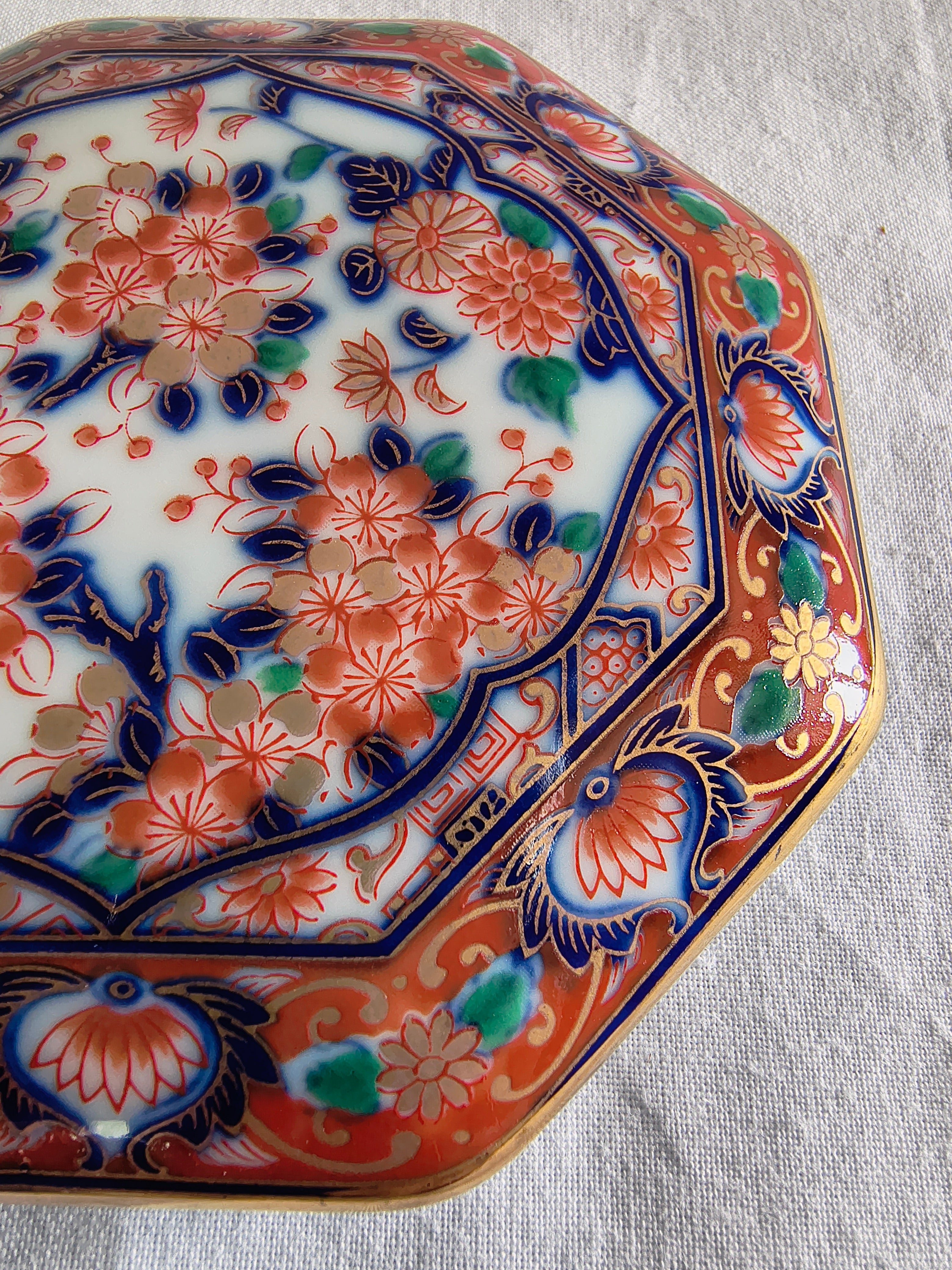 Boite en porcelaine japonaise Shibata motif fleurs de cerisier style Imari