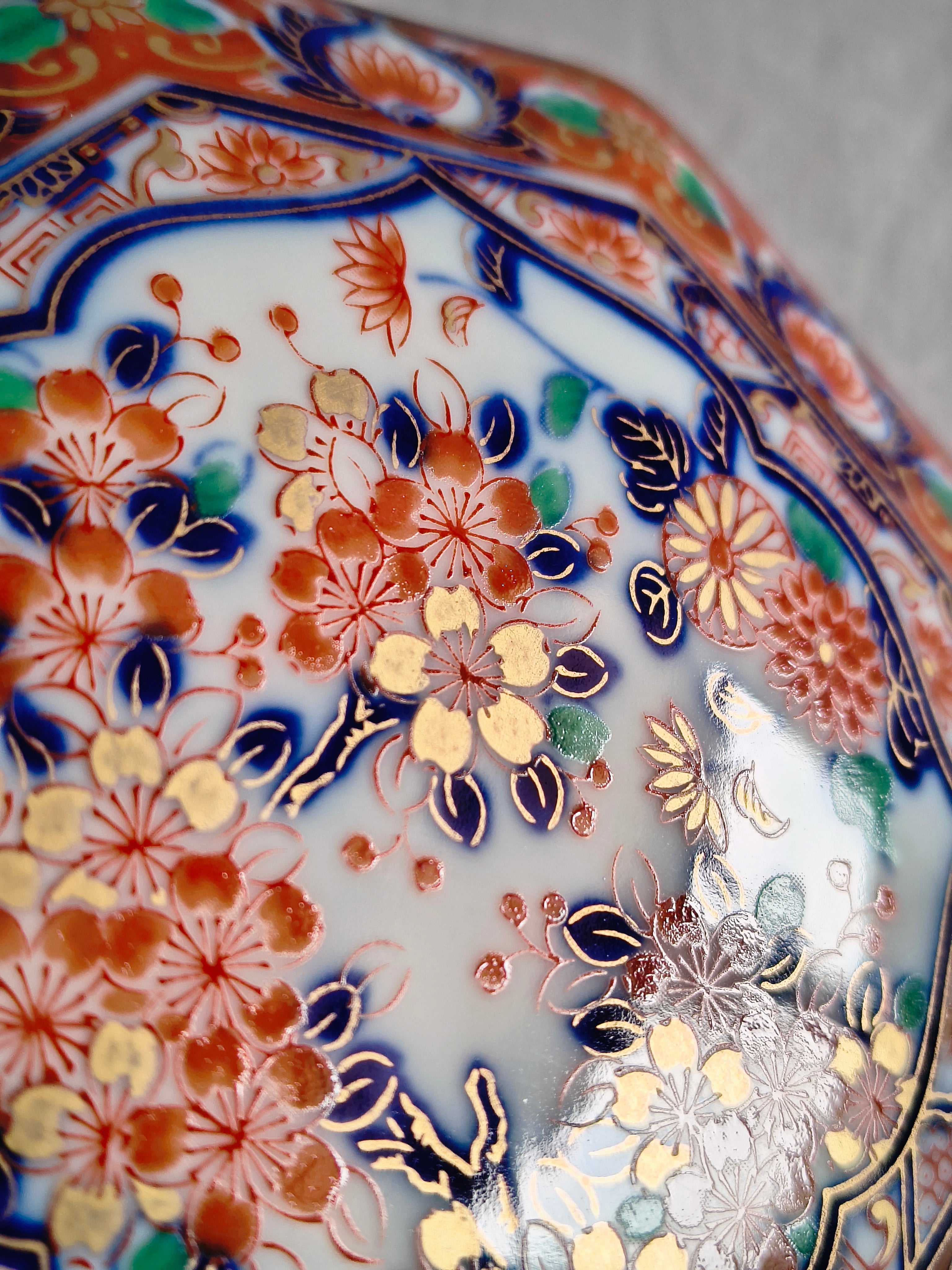 Boite en porcelaine japonaise Shibata motif fleurs de cerisier style Imari