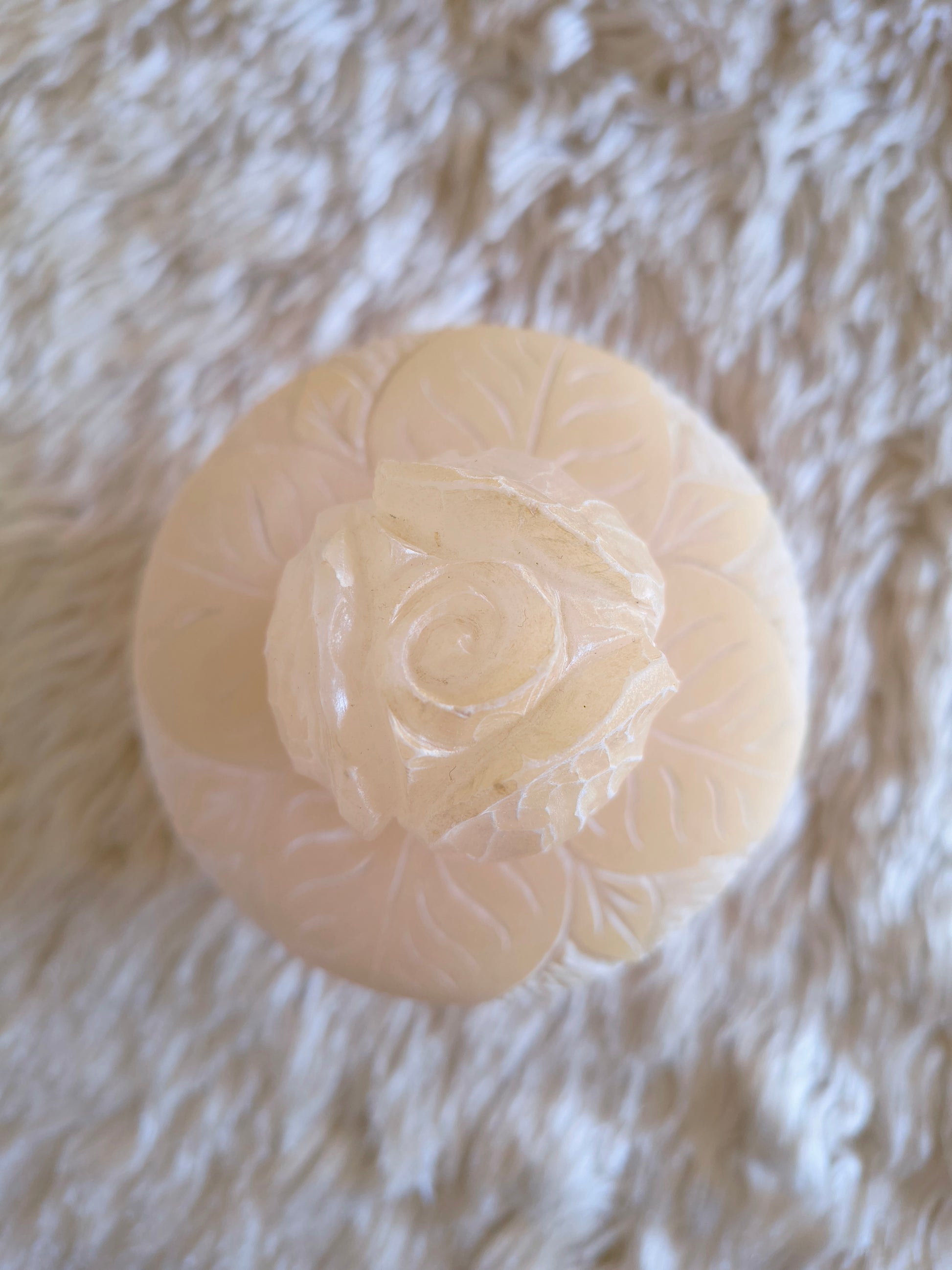 Boite en marbre rose couvercle bouton de rose gravé