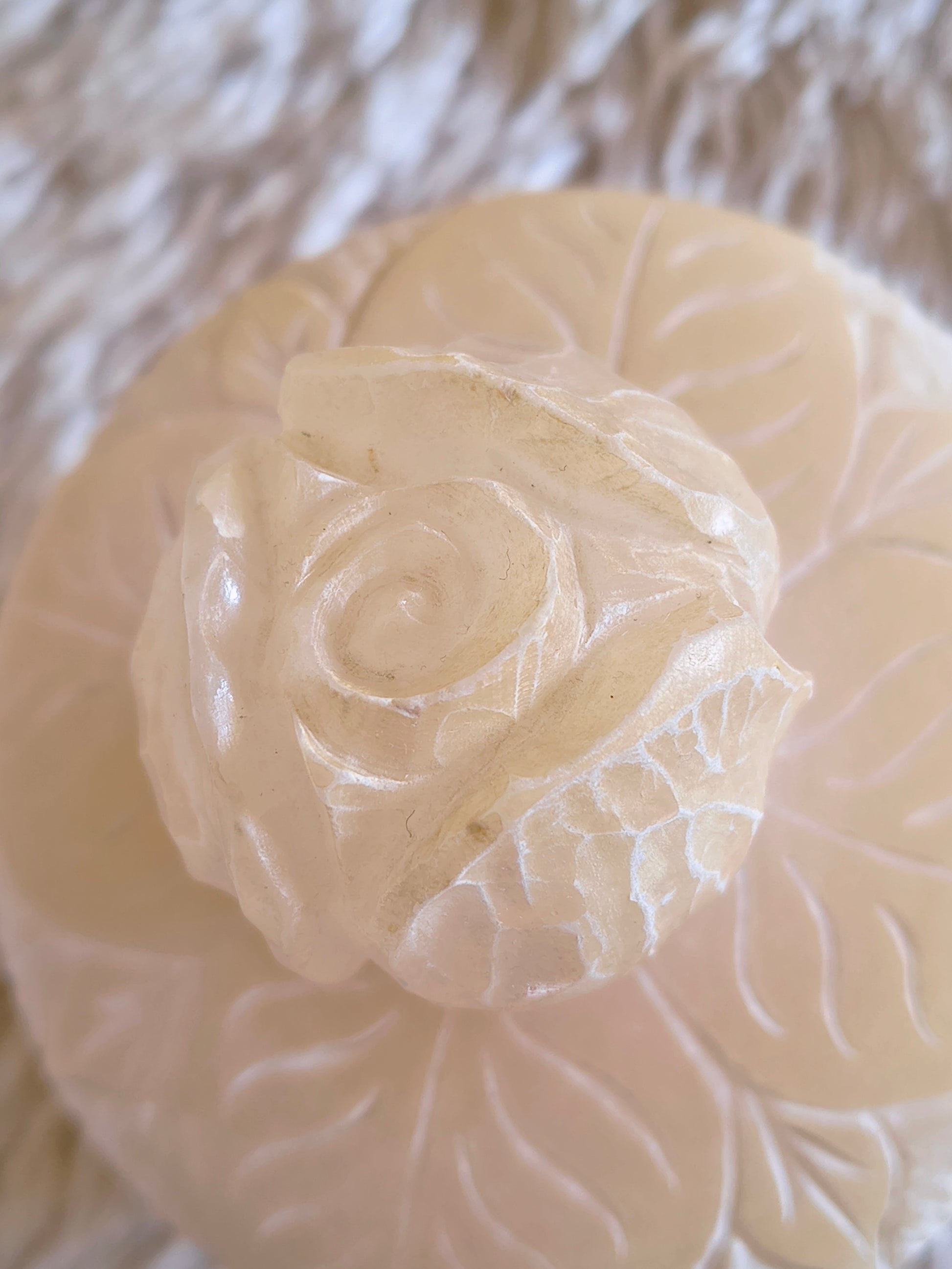 Boite en marbre rose couvercle bouton de rose gravé