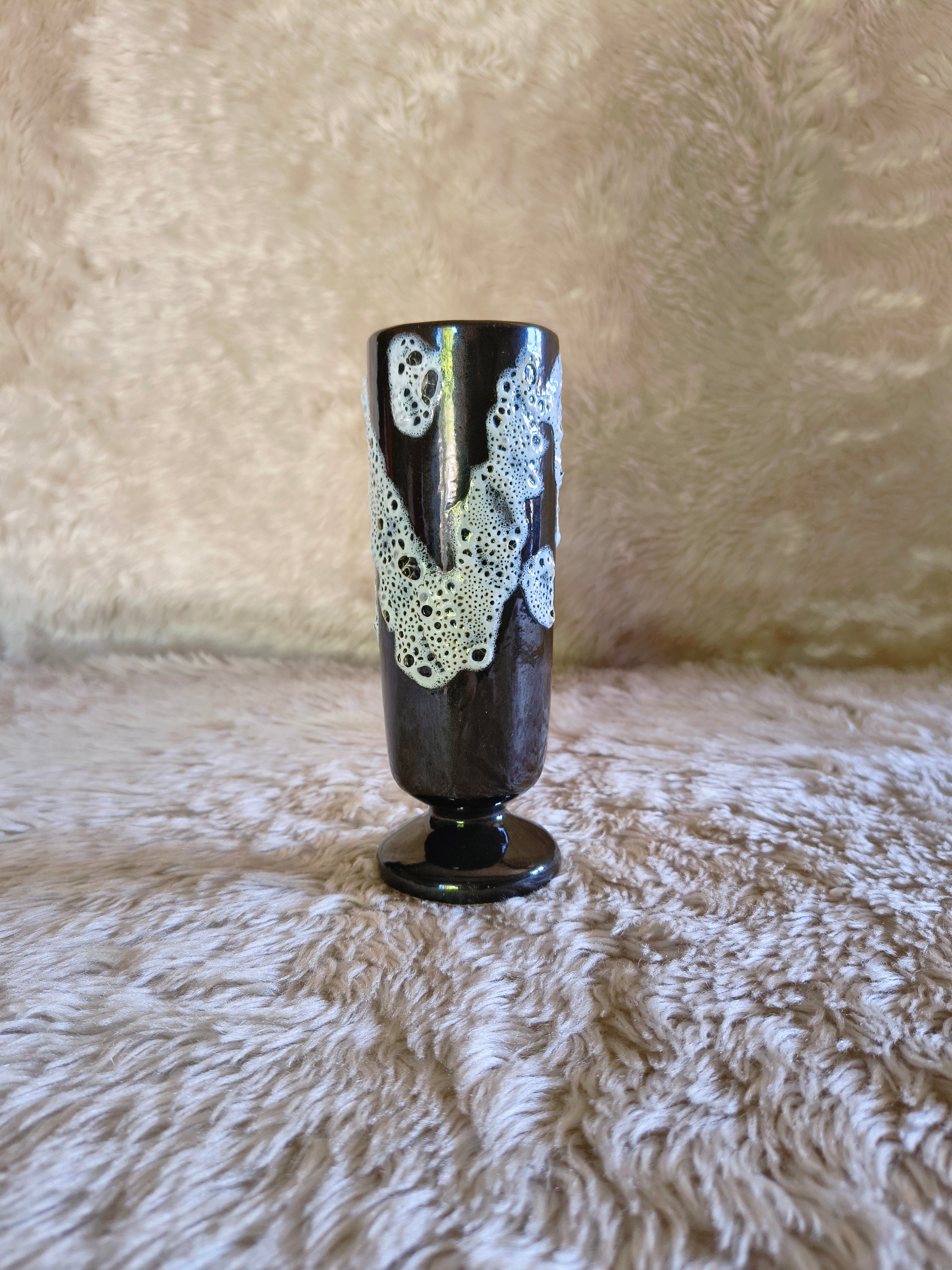 Vase sur pied court céramique Fat Lava écume blanc et marron