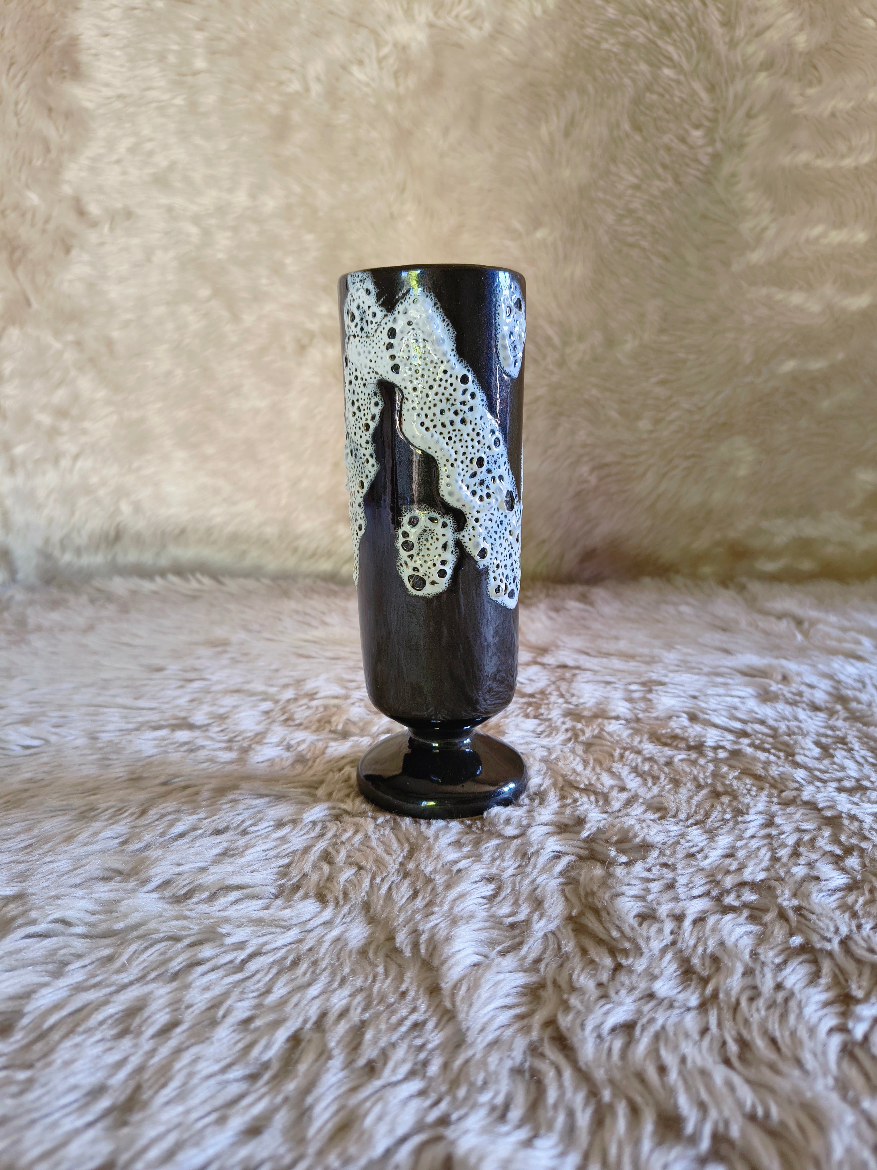Vase sur pied court céramique Fat Lava écume blanc et marron