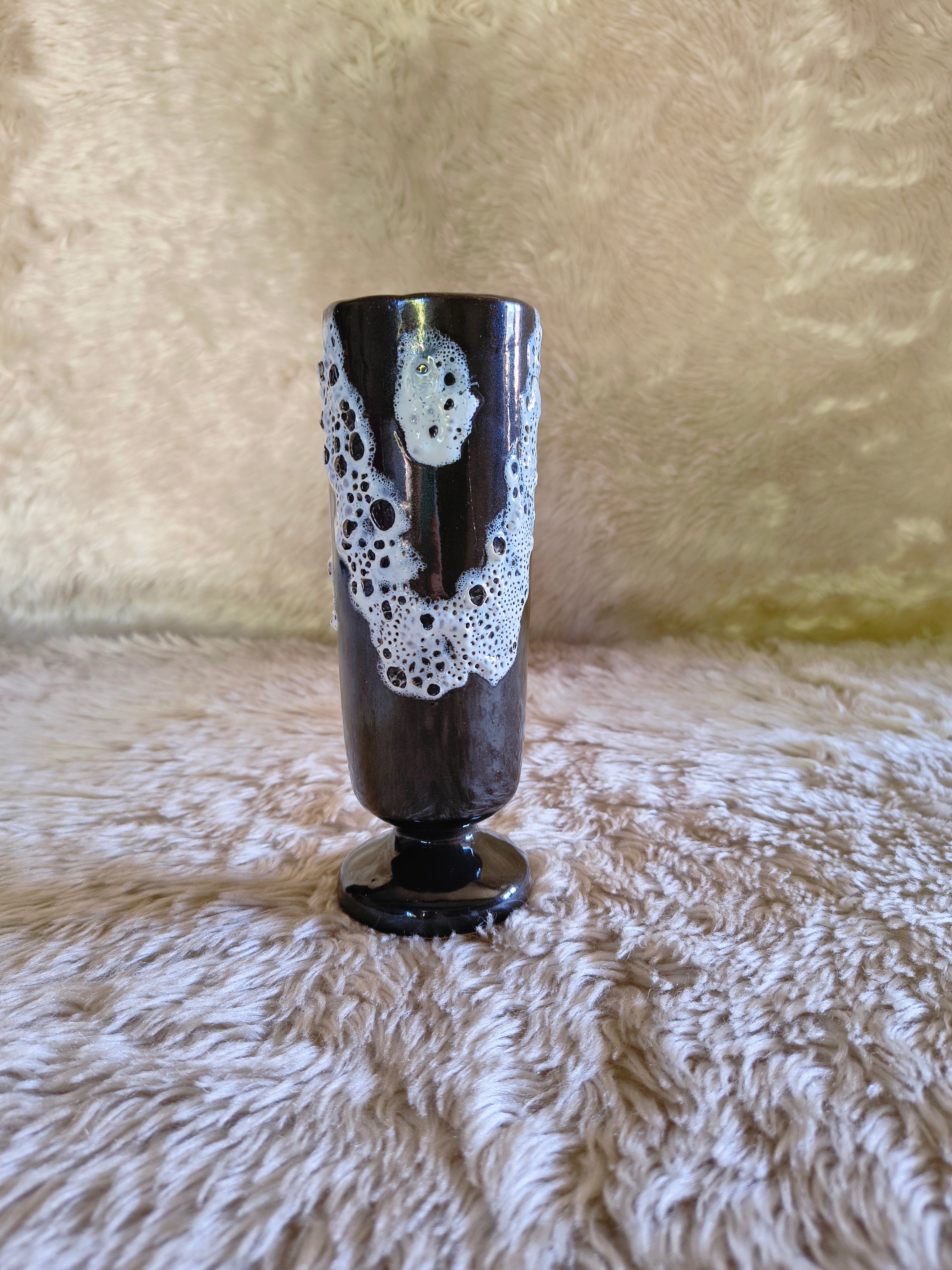 Vase sur pied court céramique Fat Lava écume blanc et marron
