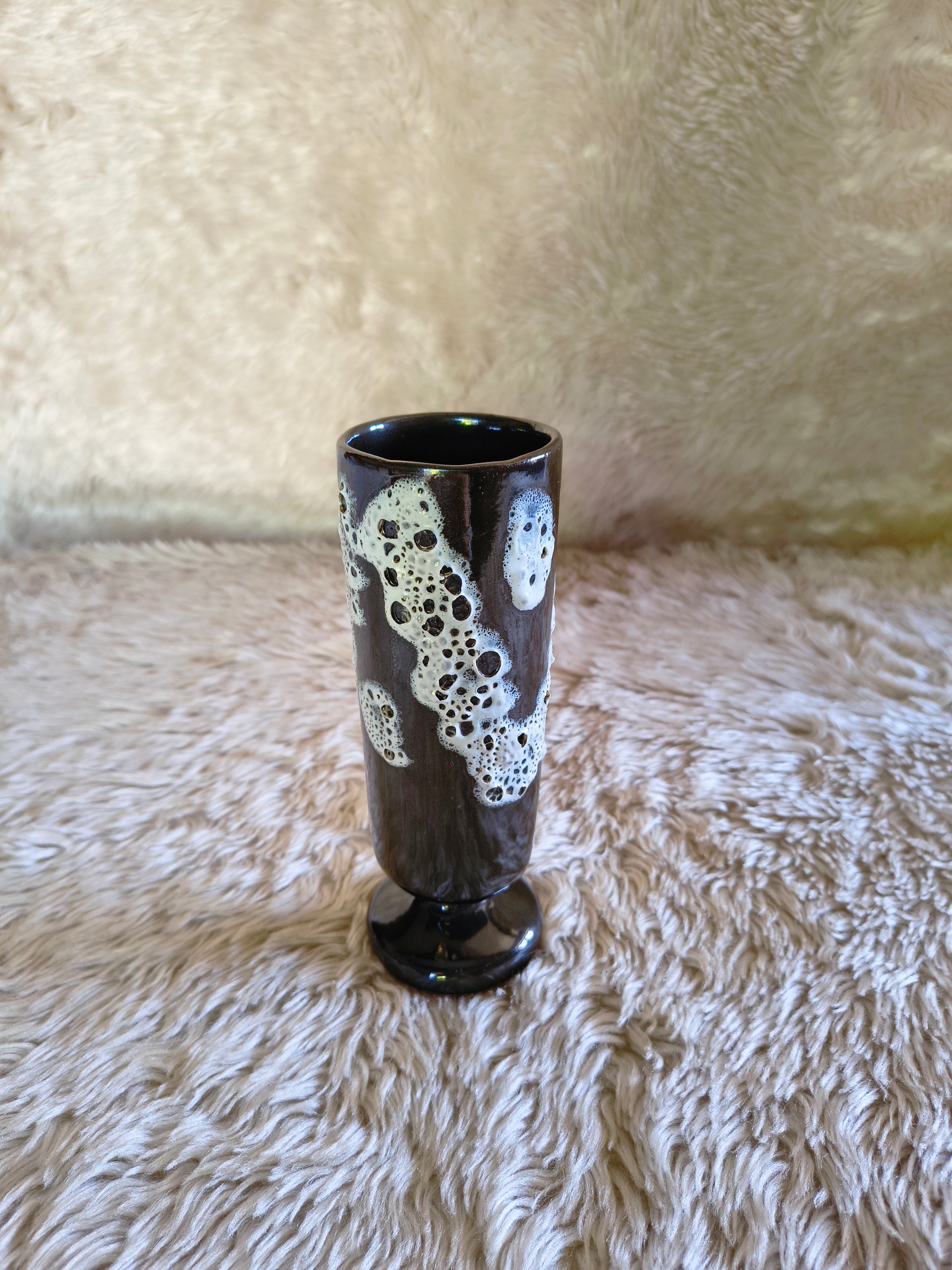 Vase sur pied court céramique Fat Lava écume blanc et marron