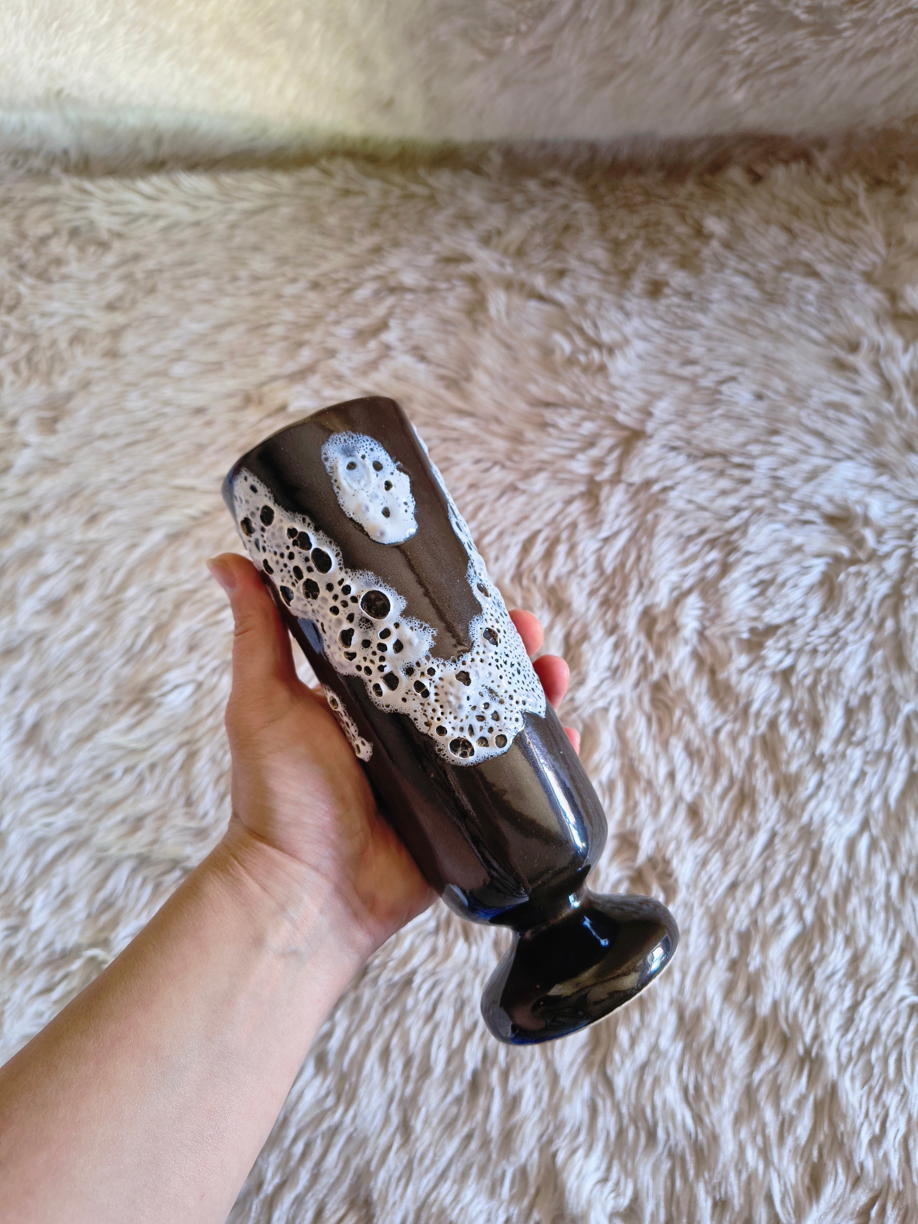 Vase sur pied court céramique Fat Lava écume blanc et marron