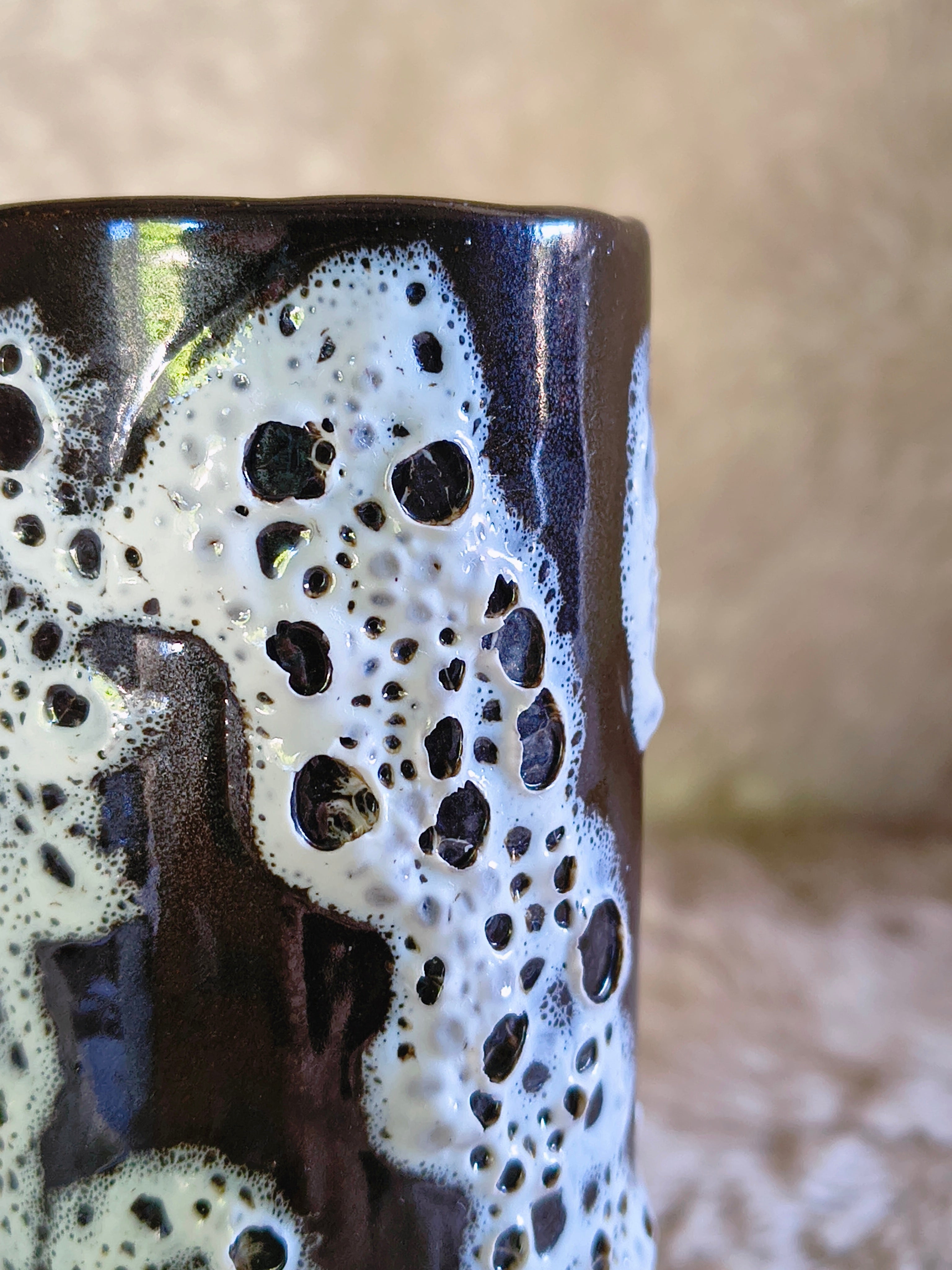 Vase sur pied court céramique Fat Lava écume blanc et marron