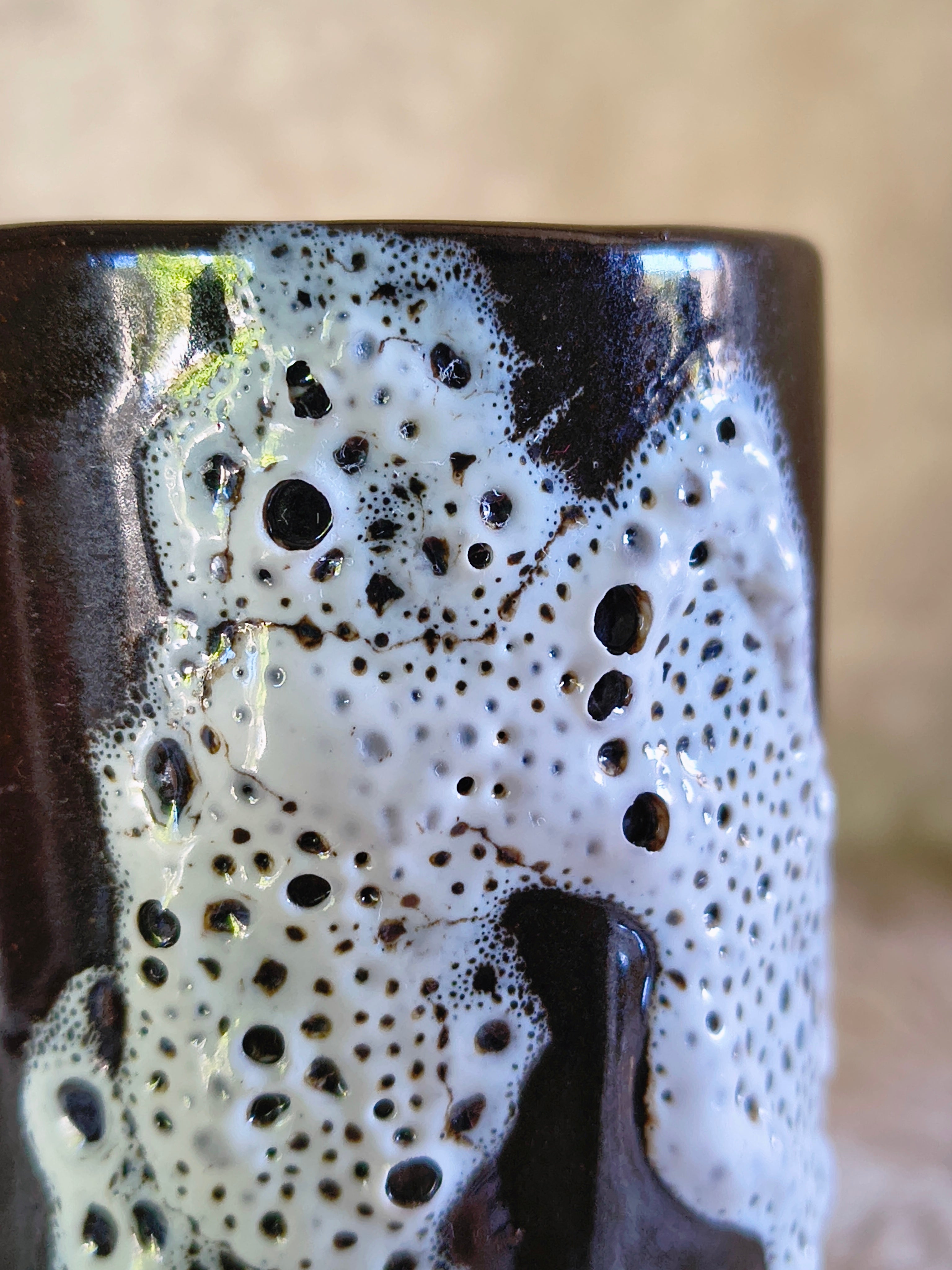 Vase sur pied court céramique Fat Lava écume blanc et marron