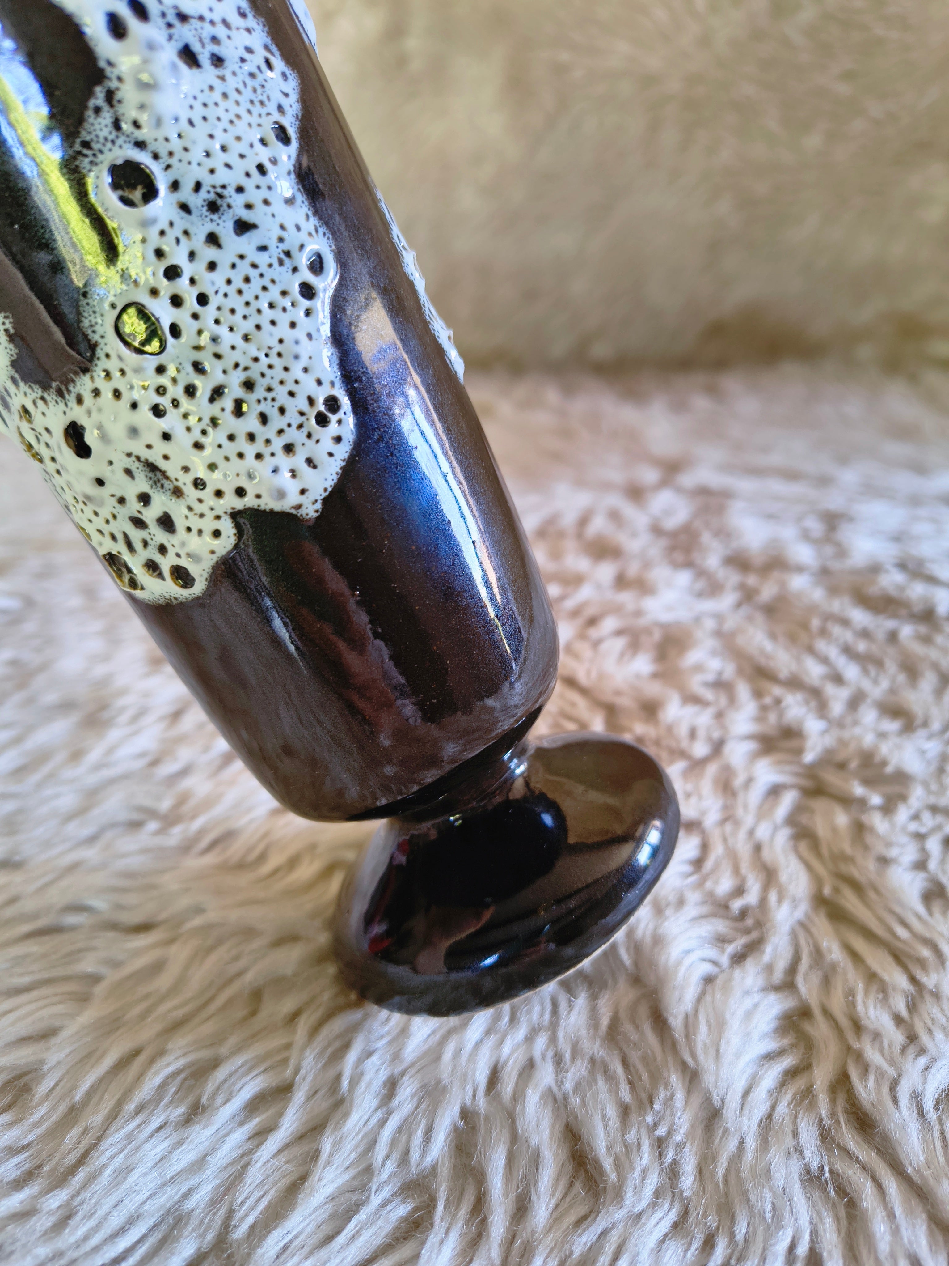 Vase sur pied court céramique Fat Lava écume blanc et marron