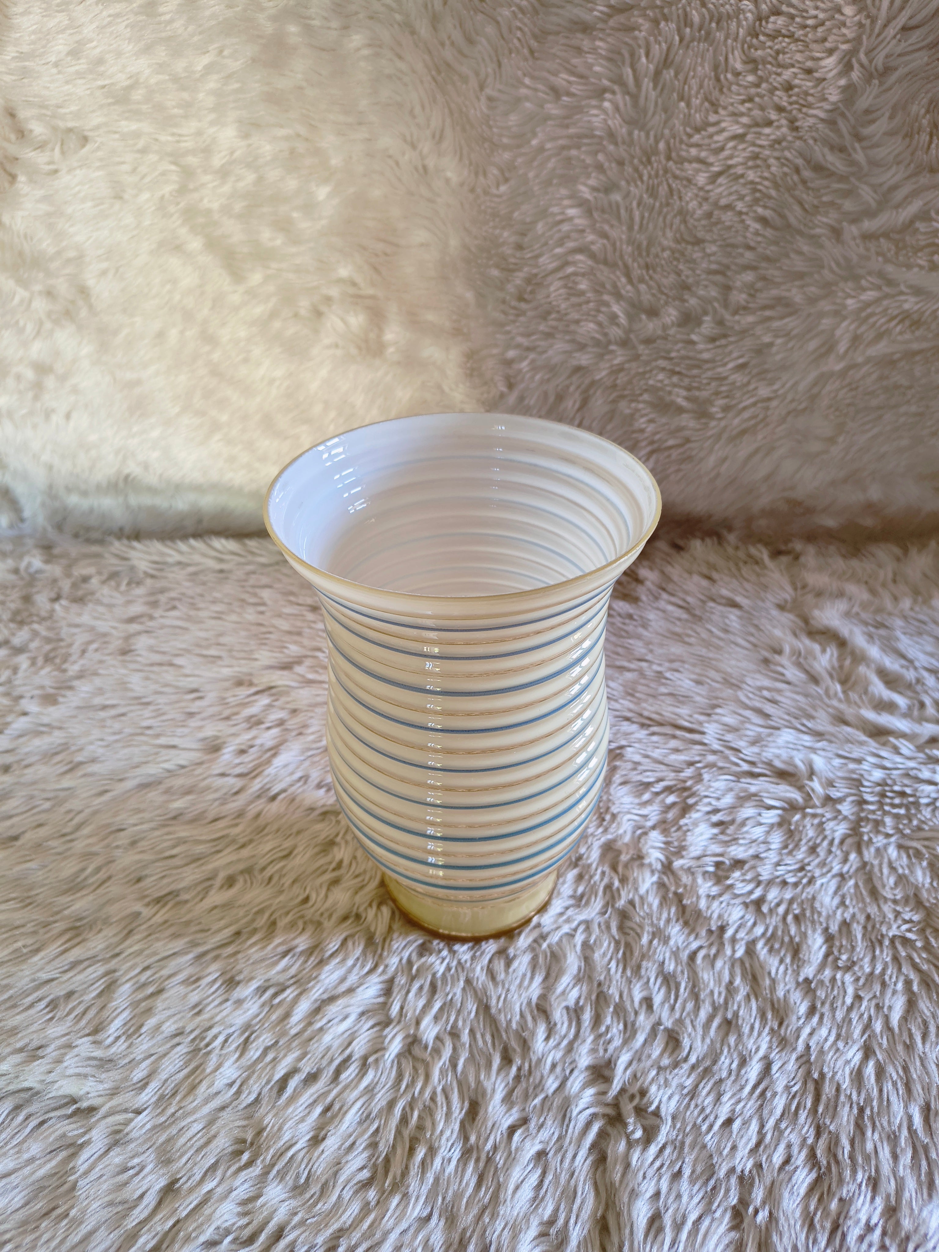 Vase en opaline vintage années 50 mid-century rayures bleu et doré
