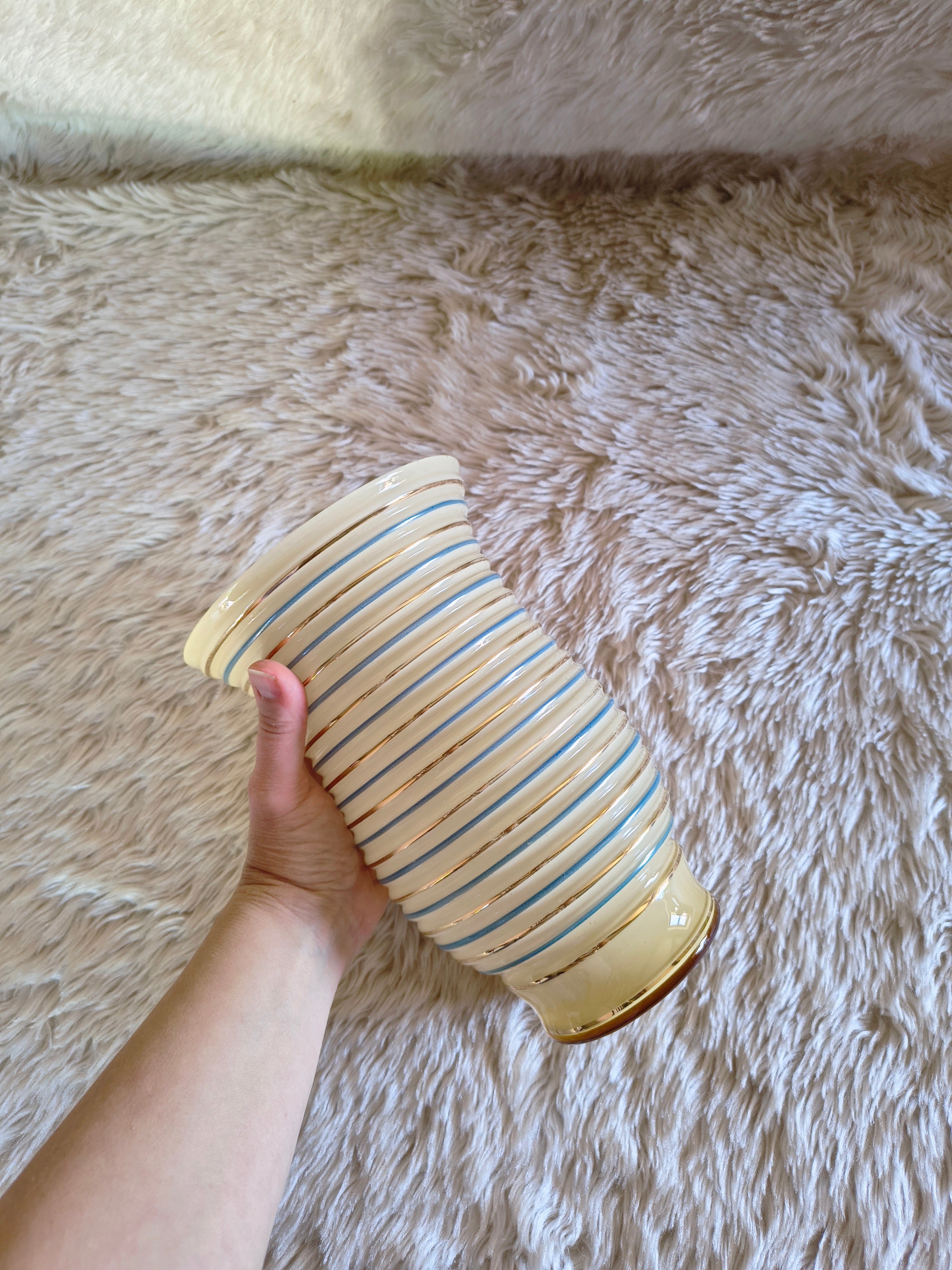 Vase en opaline vintage années 50 mid-century rayures bleu et doré