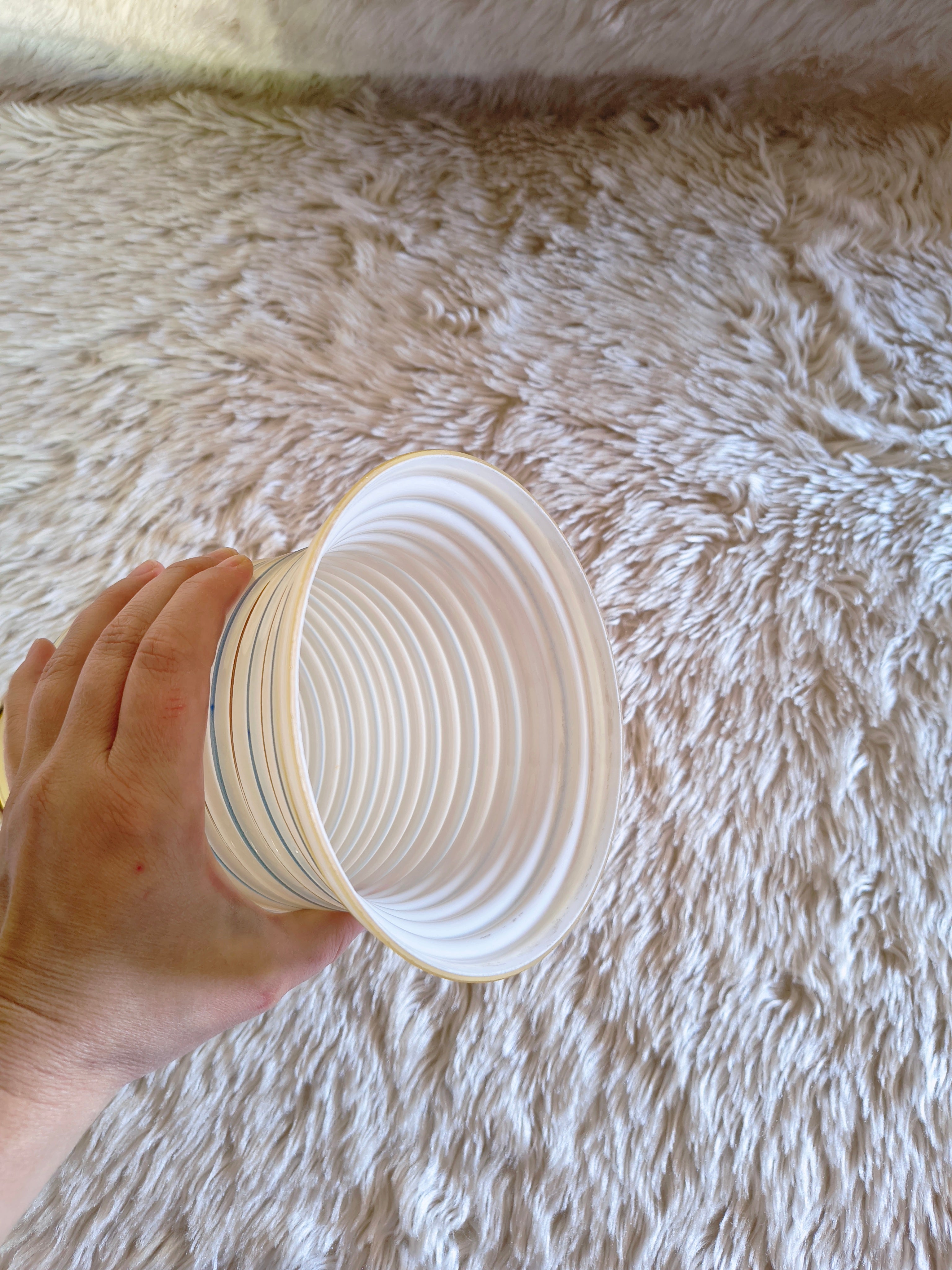 Vase en opaline vintage années 50 mid-century rayures bleu et doré
