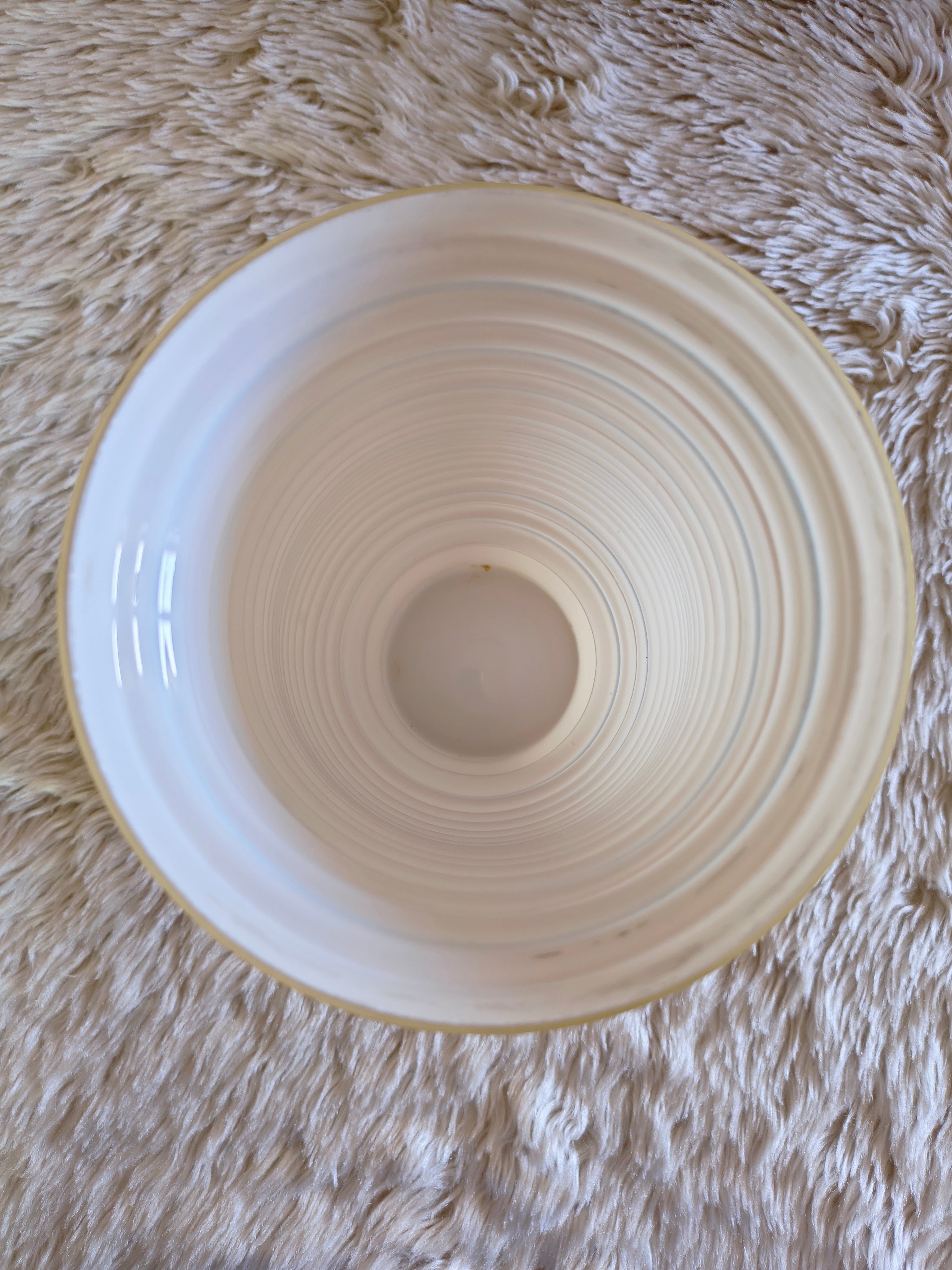 Vase en opaline vintage années 50 mid-century rayures bleu et doré