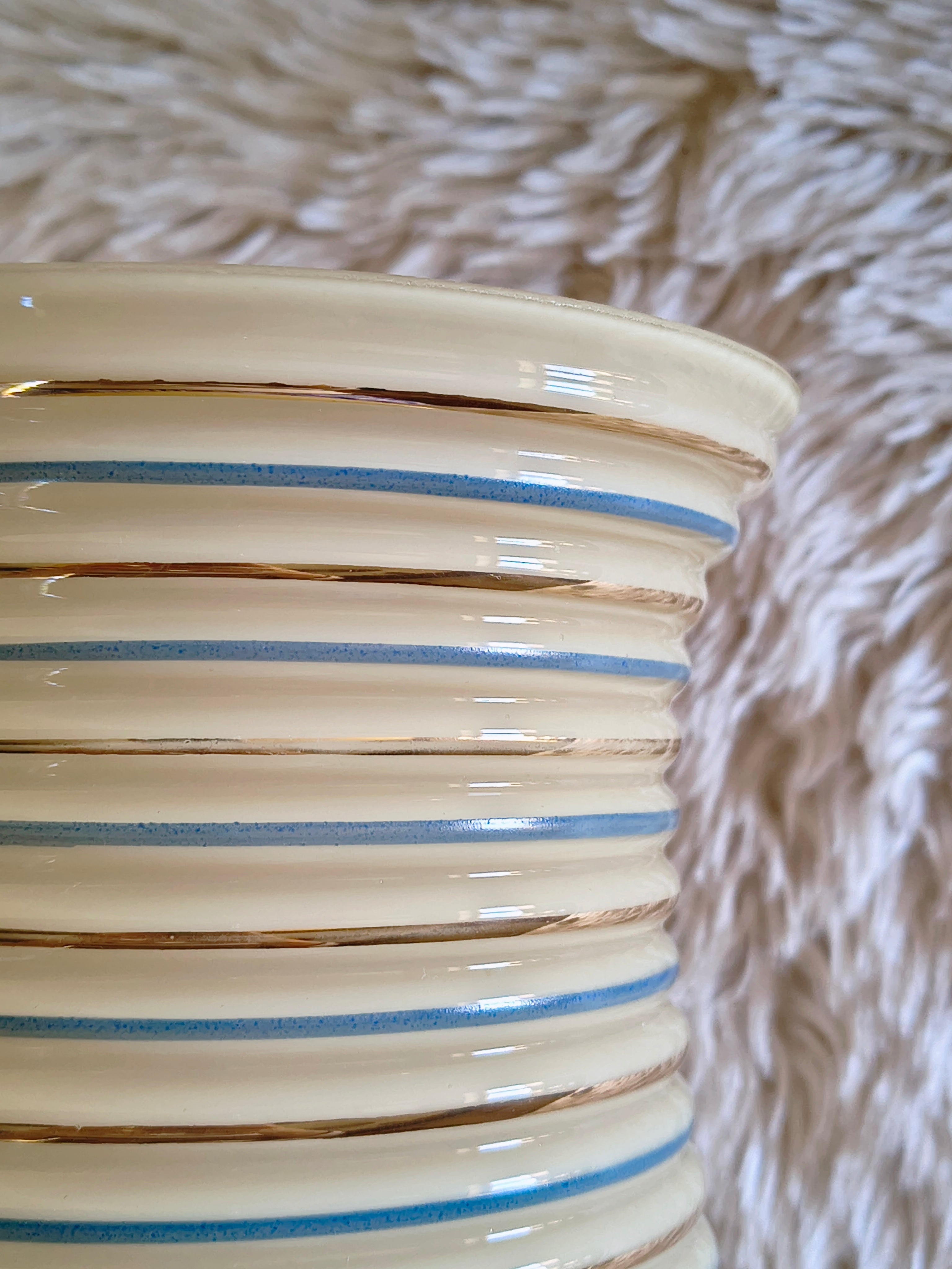 Vase en opaline vintage années 50 mid-century rayures bleu et doré
