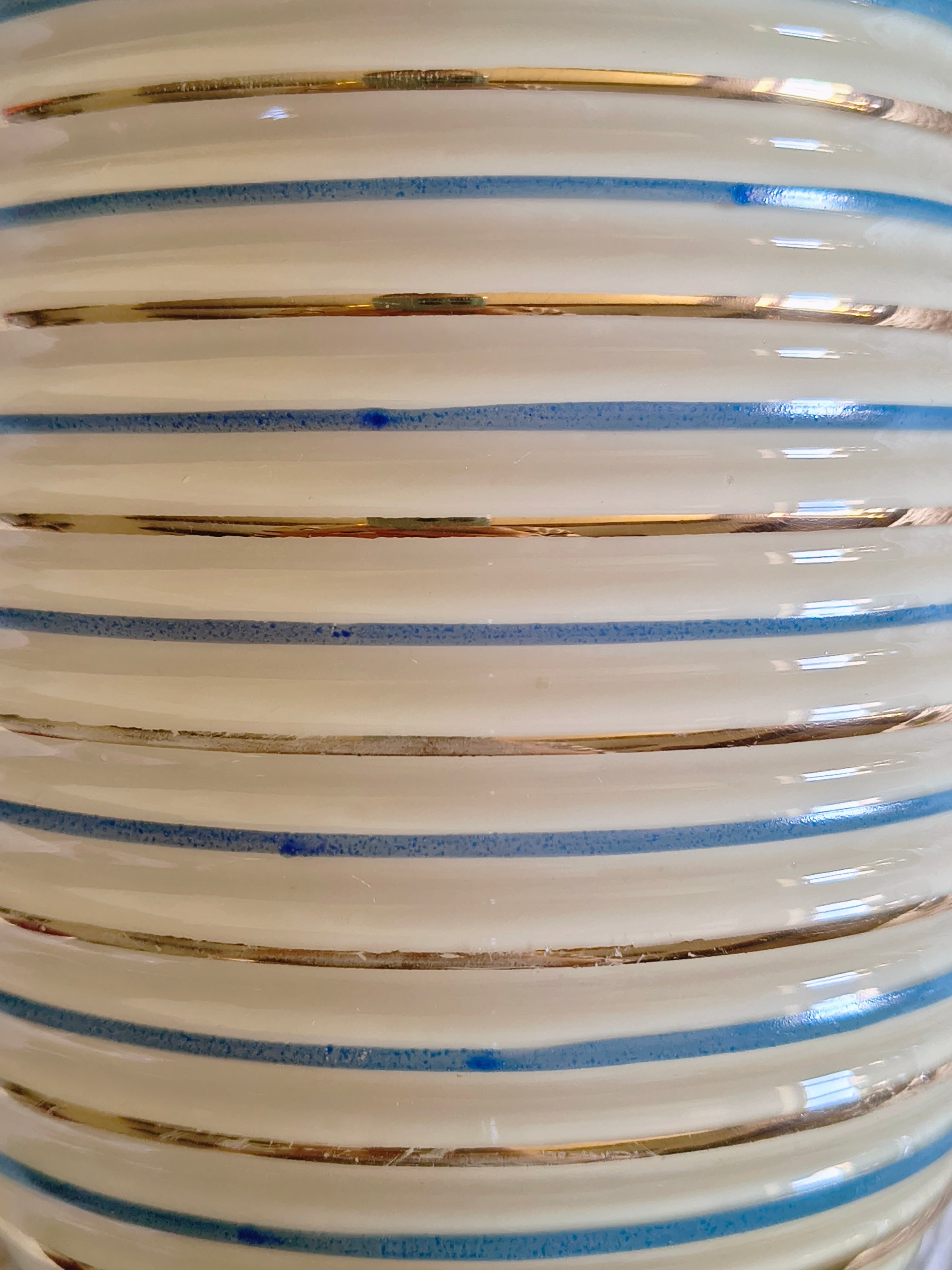 Vase en opaline vintage années 50 mid-century rayures bleu et doré