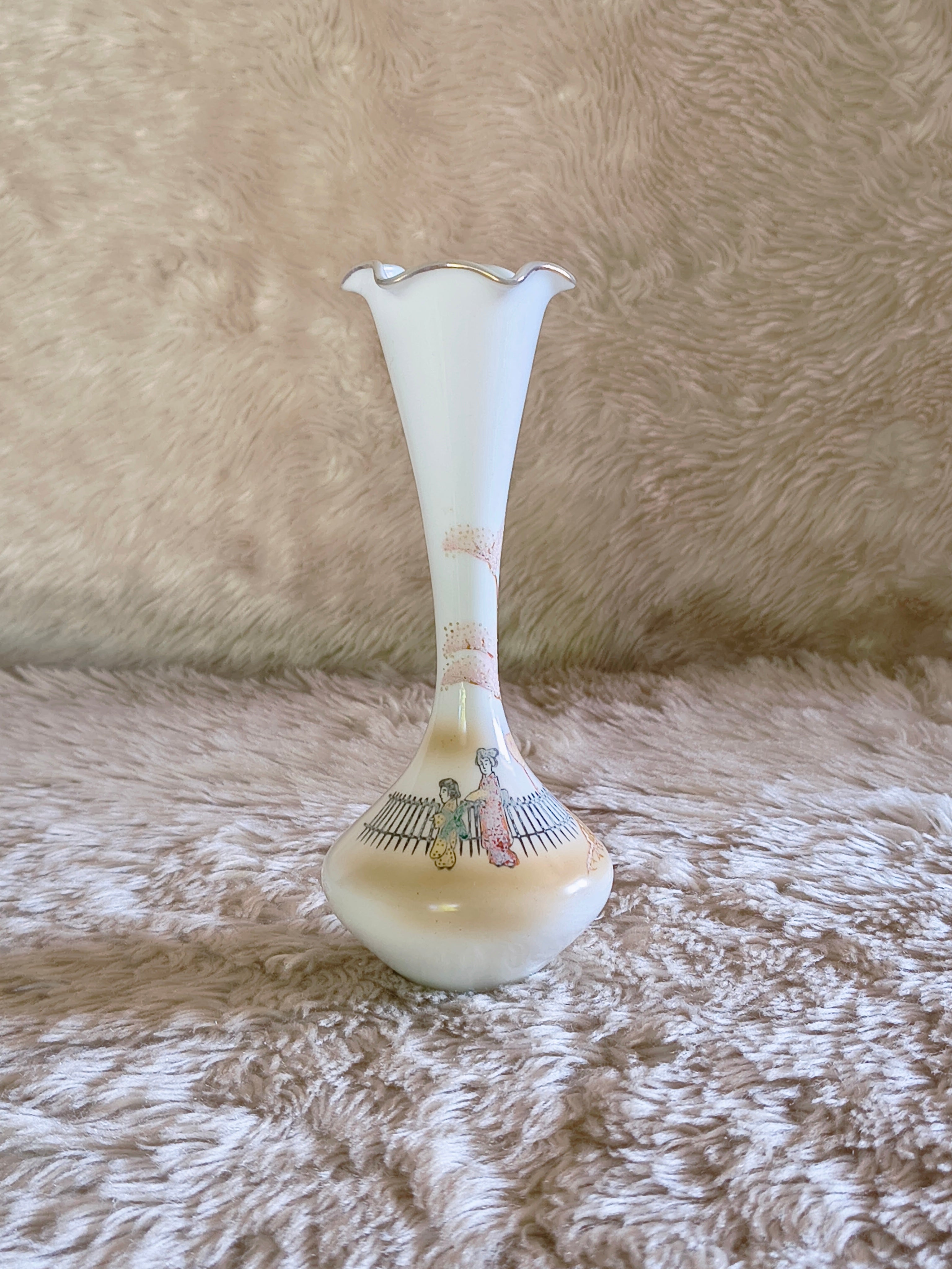 Petit vase soliflore en opaline thème japonais