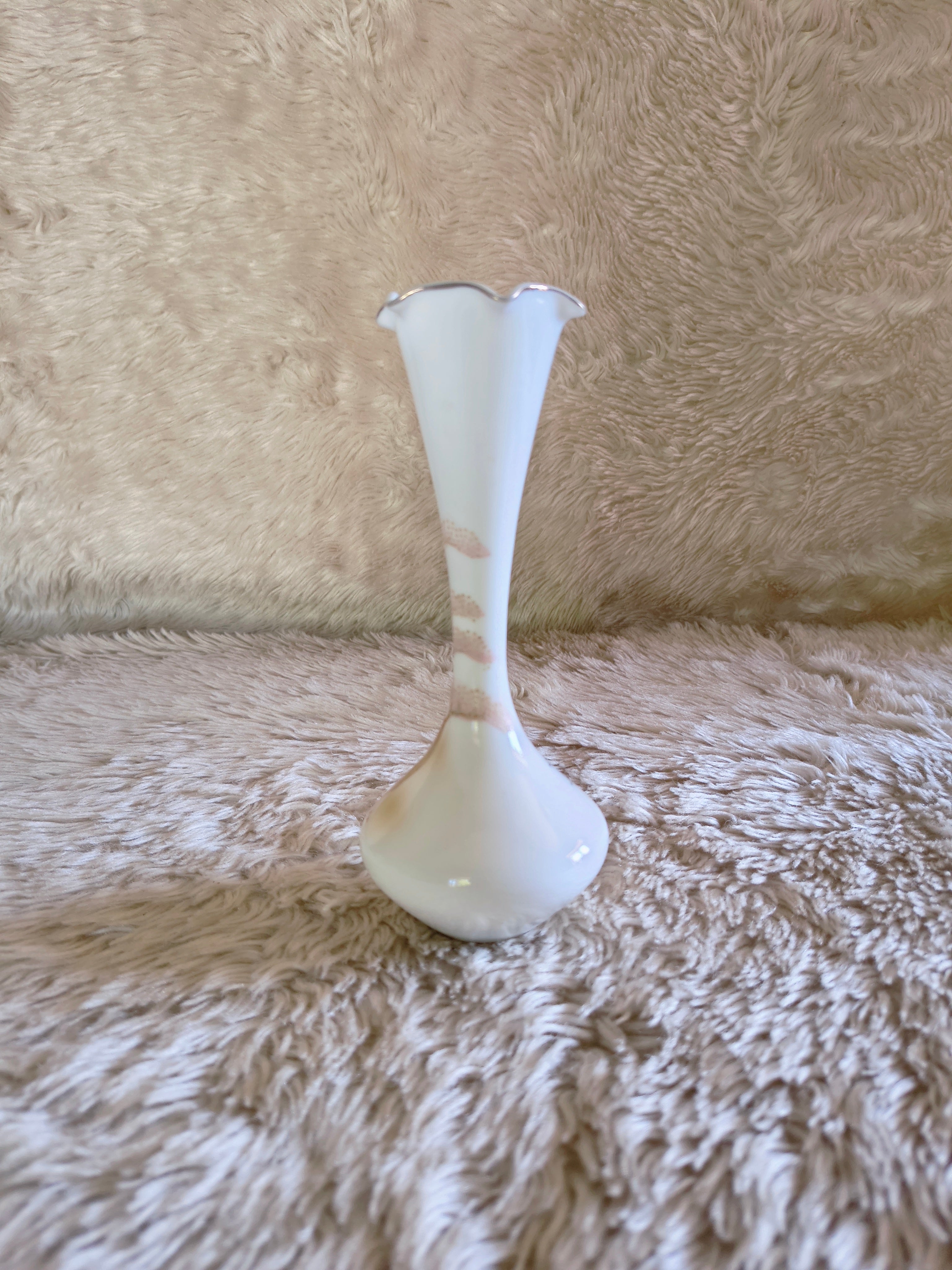 Petit vase soliflore en opaline thème japonais