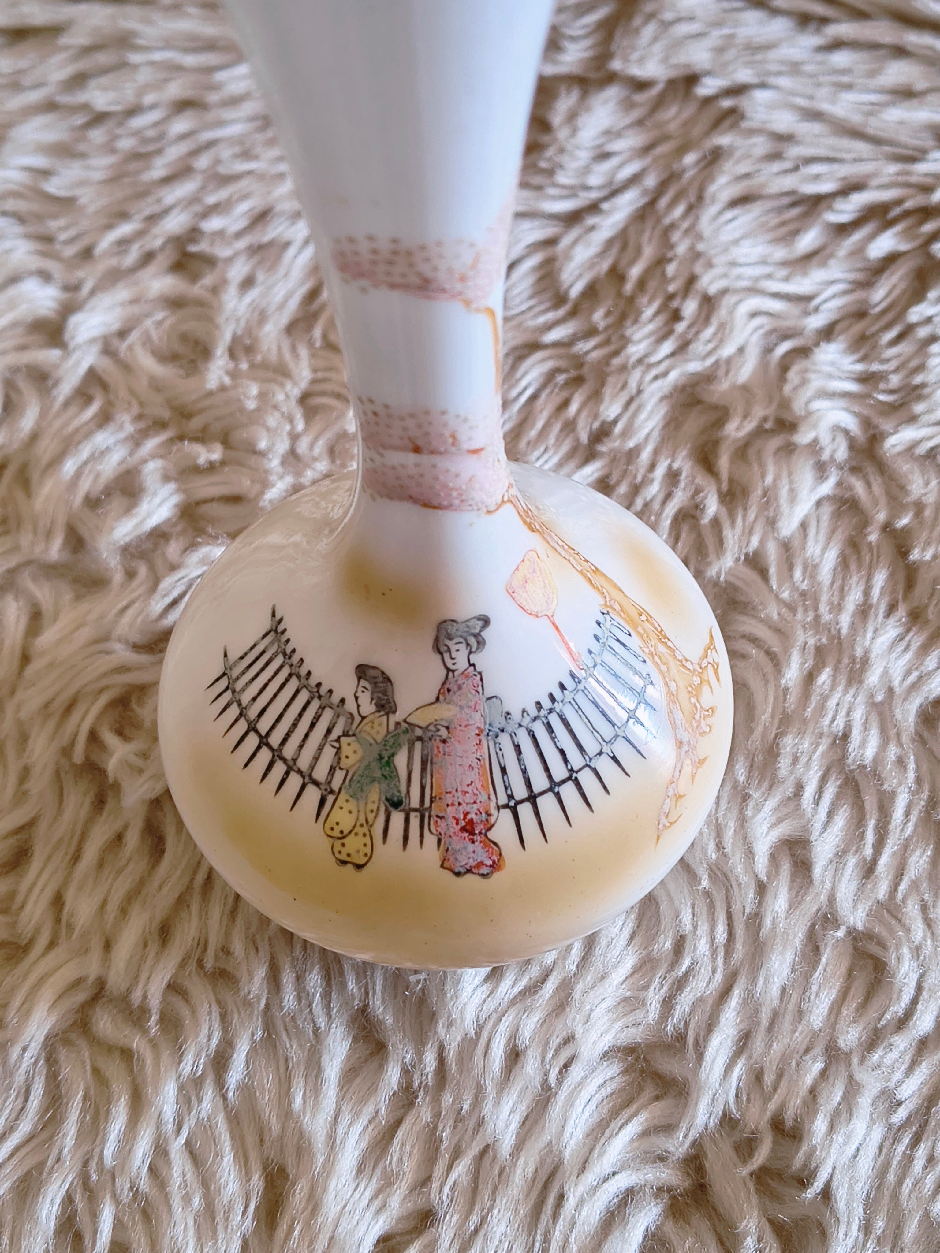 Petit vase soliflore en opaline thème japonais