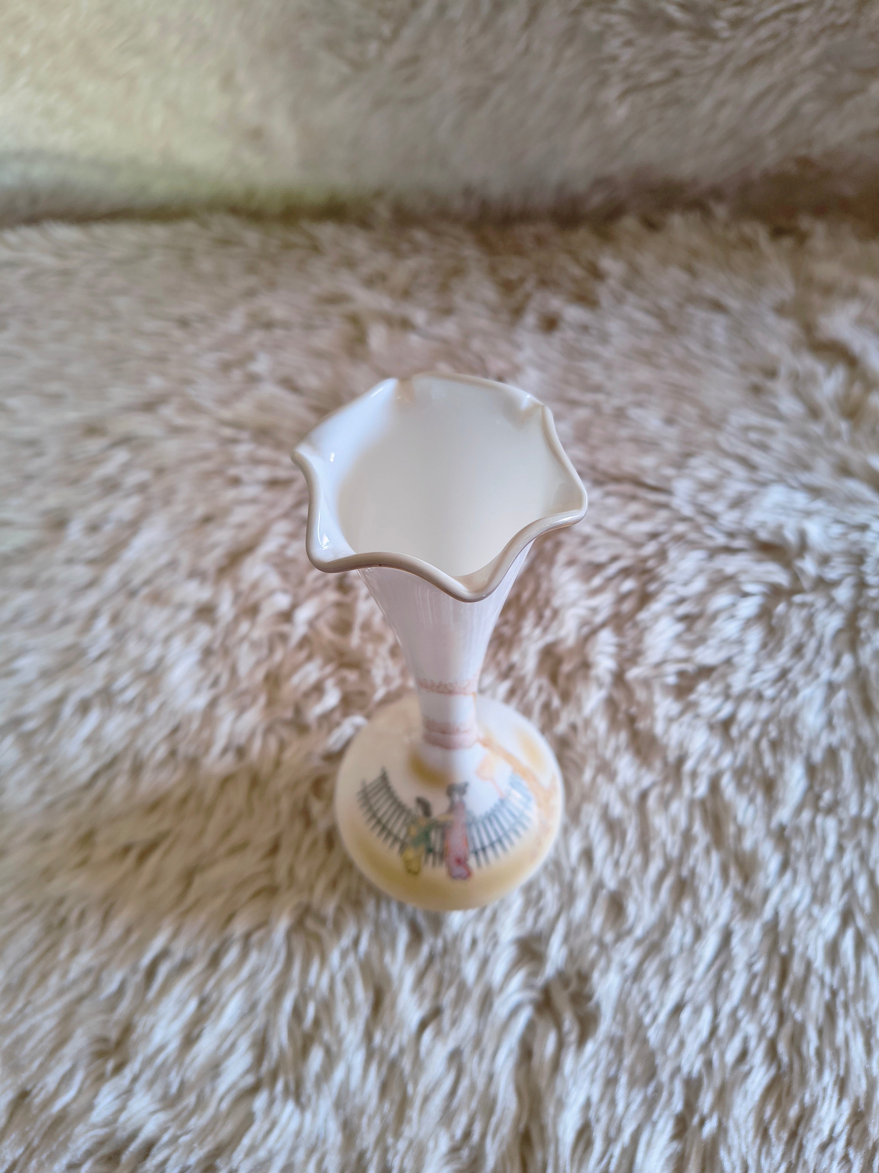 Petit vase soliflore en opaline thème japonais