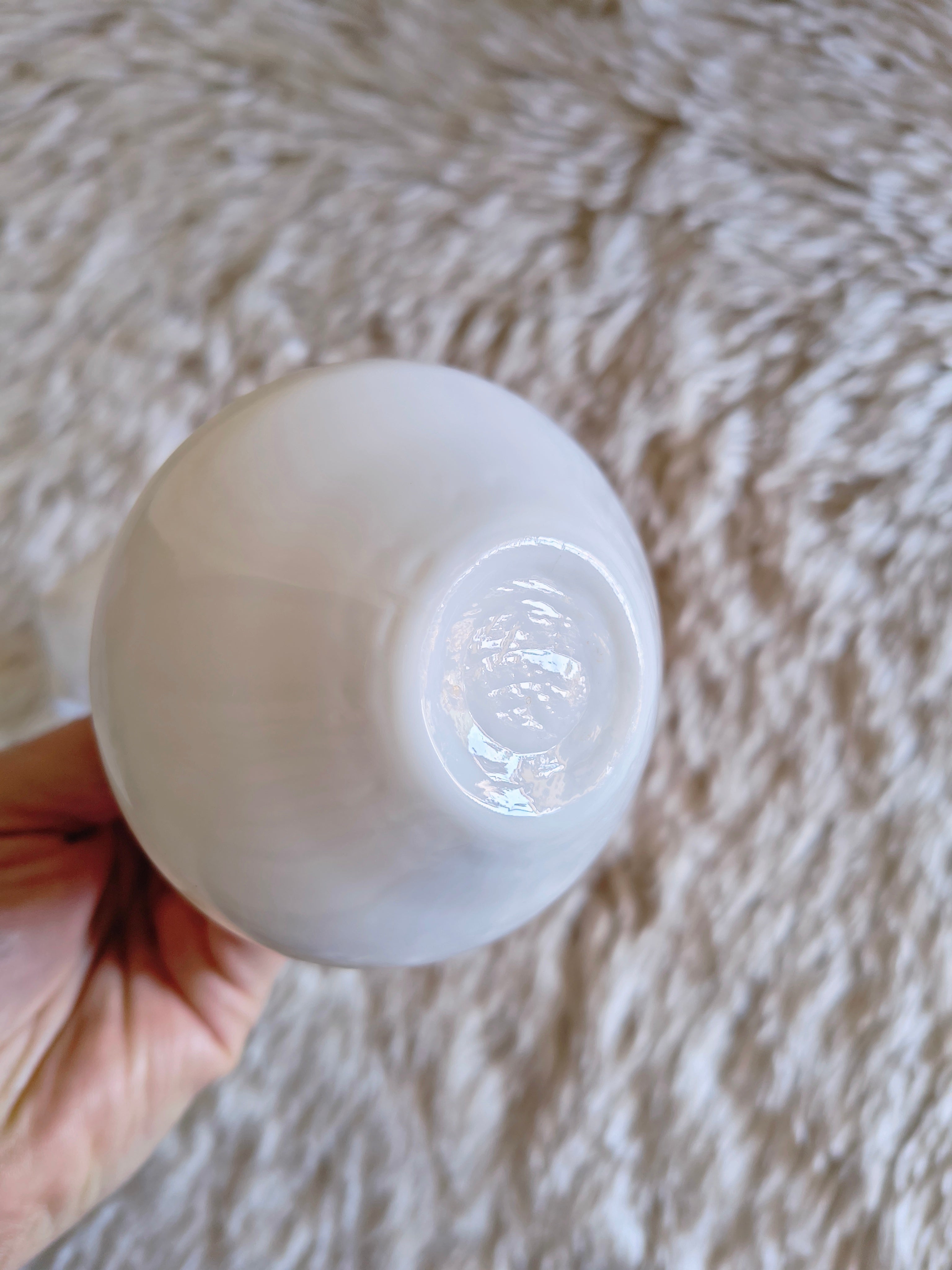 Petit vase soliflore en opaline thème japonais