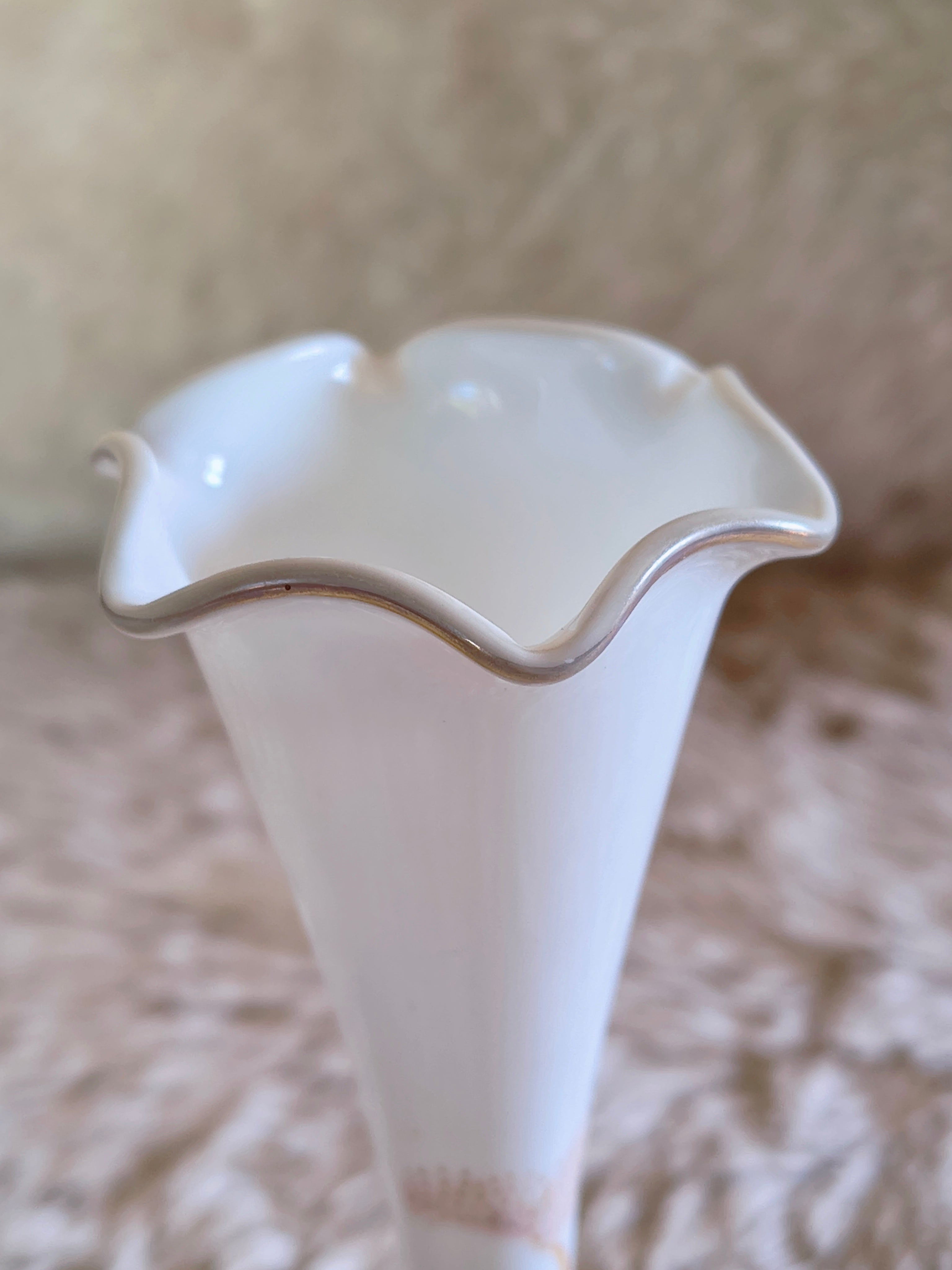 Petit vase soliflore en opaline thème japonais