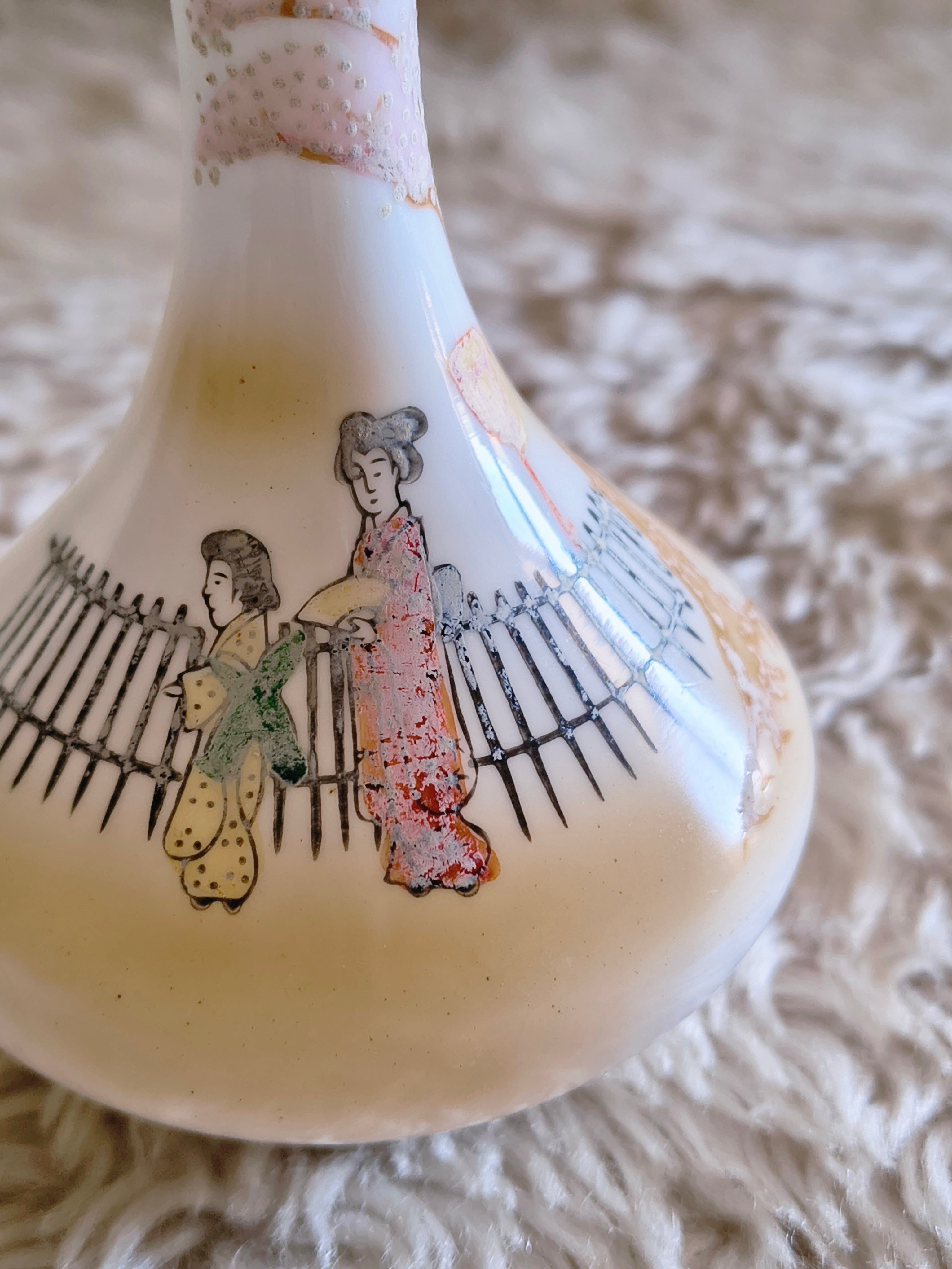 Petit vase soliflore en opaline thème japonais