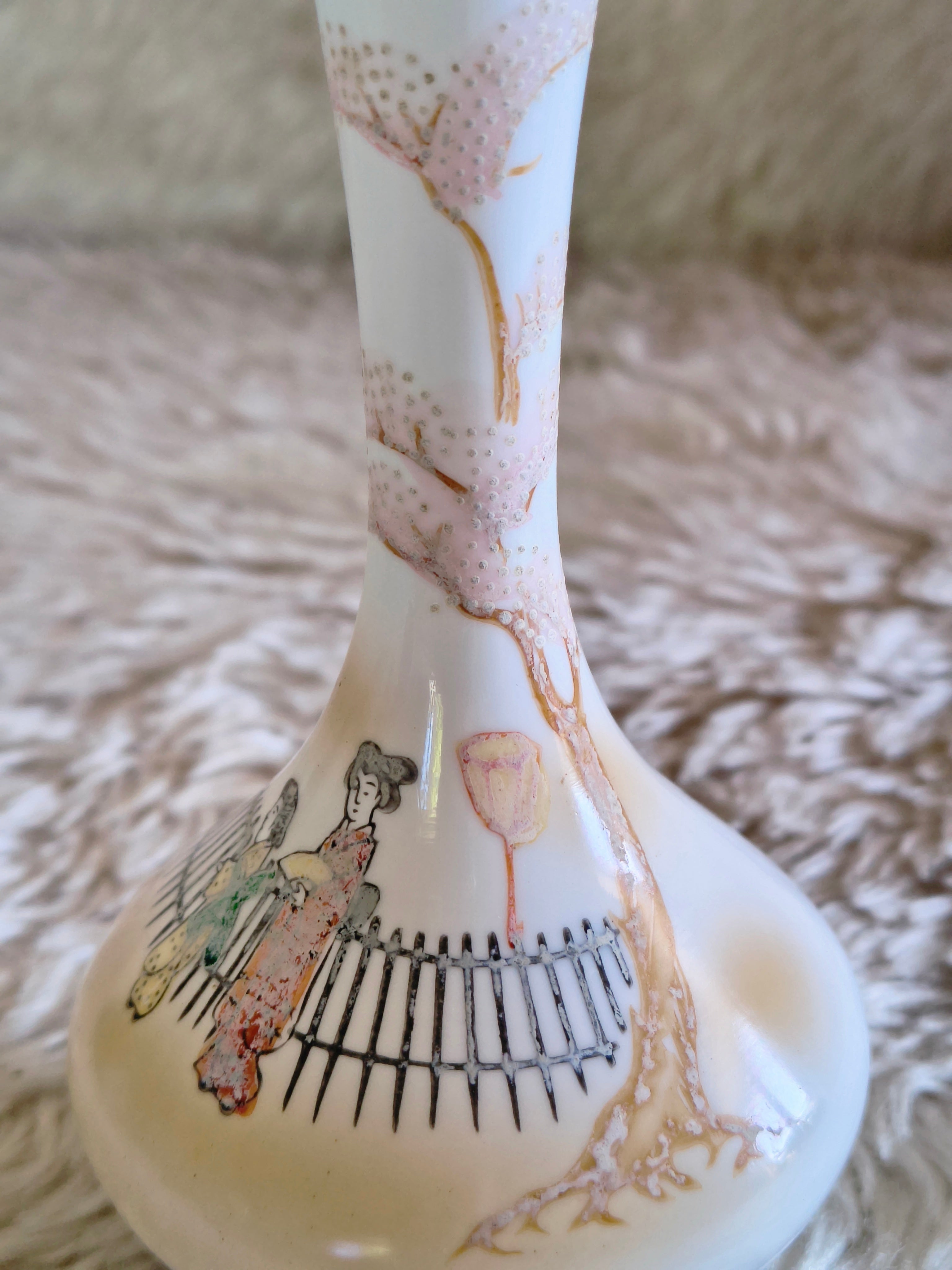 Petit vase soliflore en opaline thème japonais