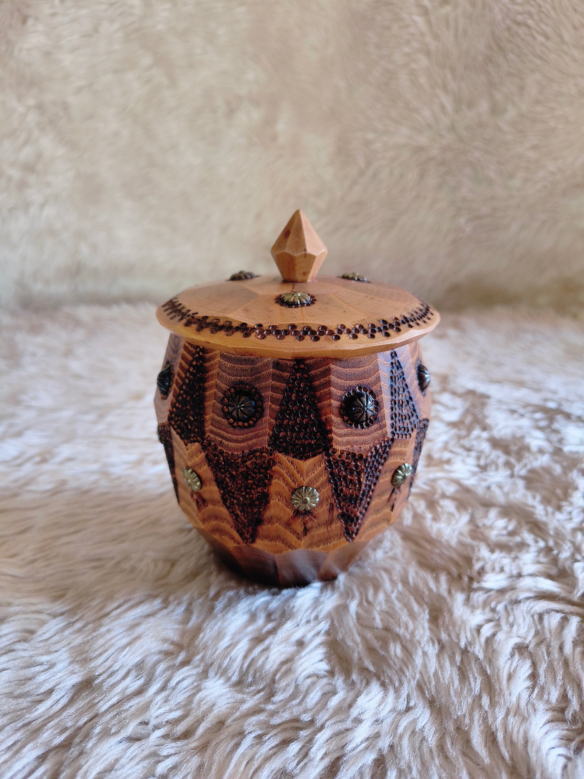 Boîte en bois tourné style rustique médieval