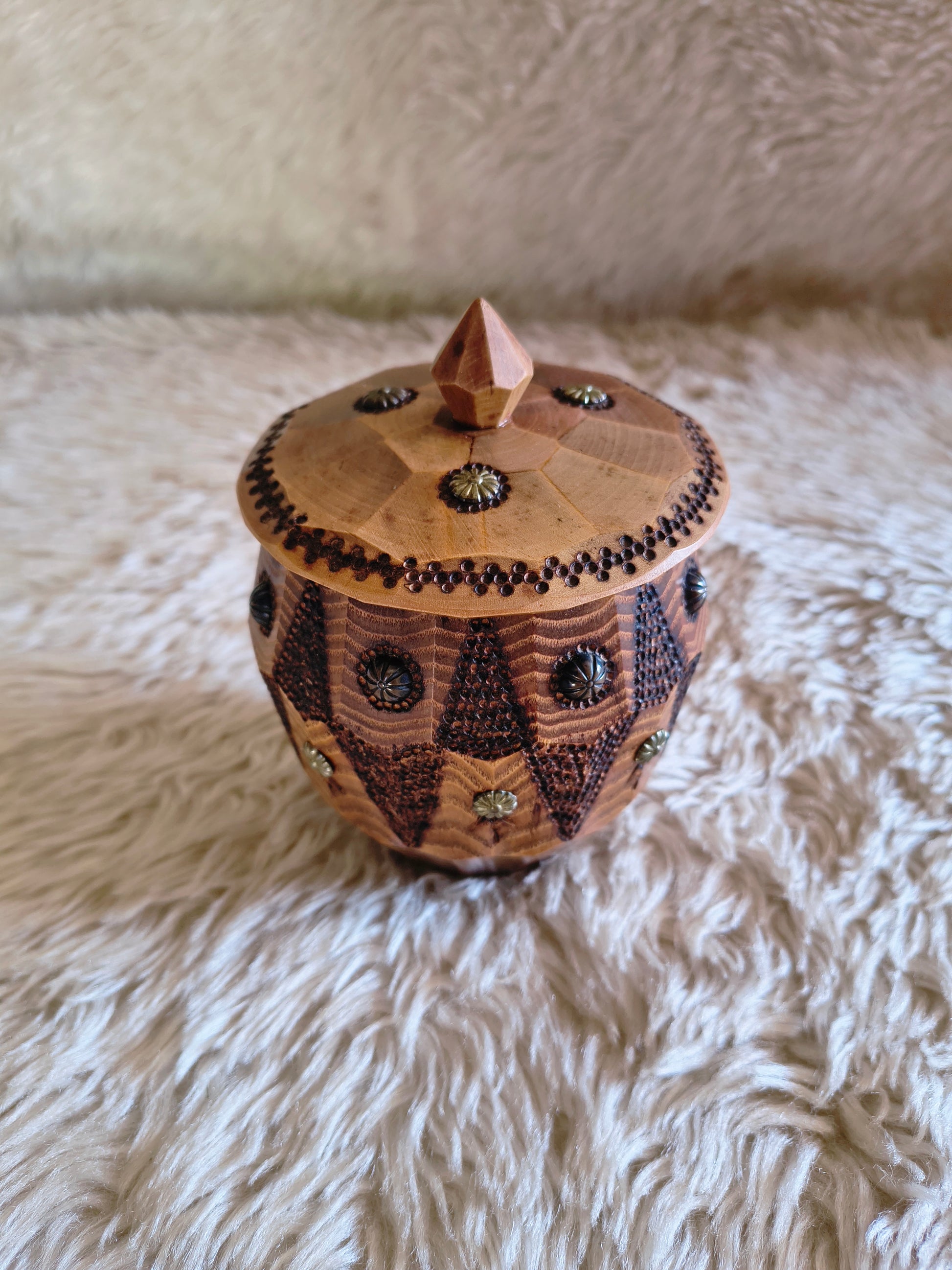 Boîte en bois tourné style rustique médieval