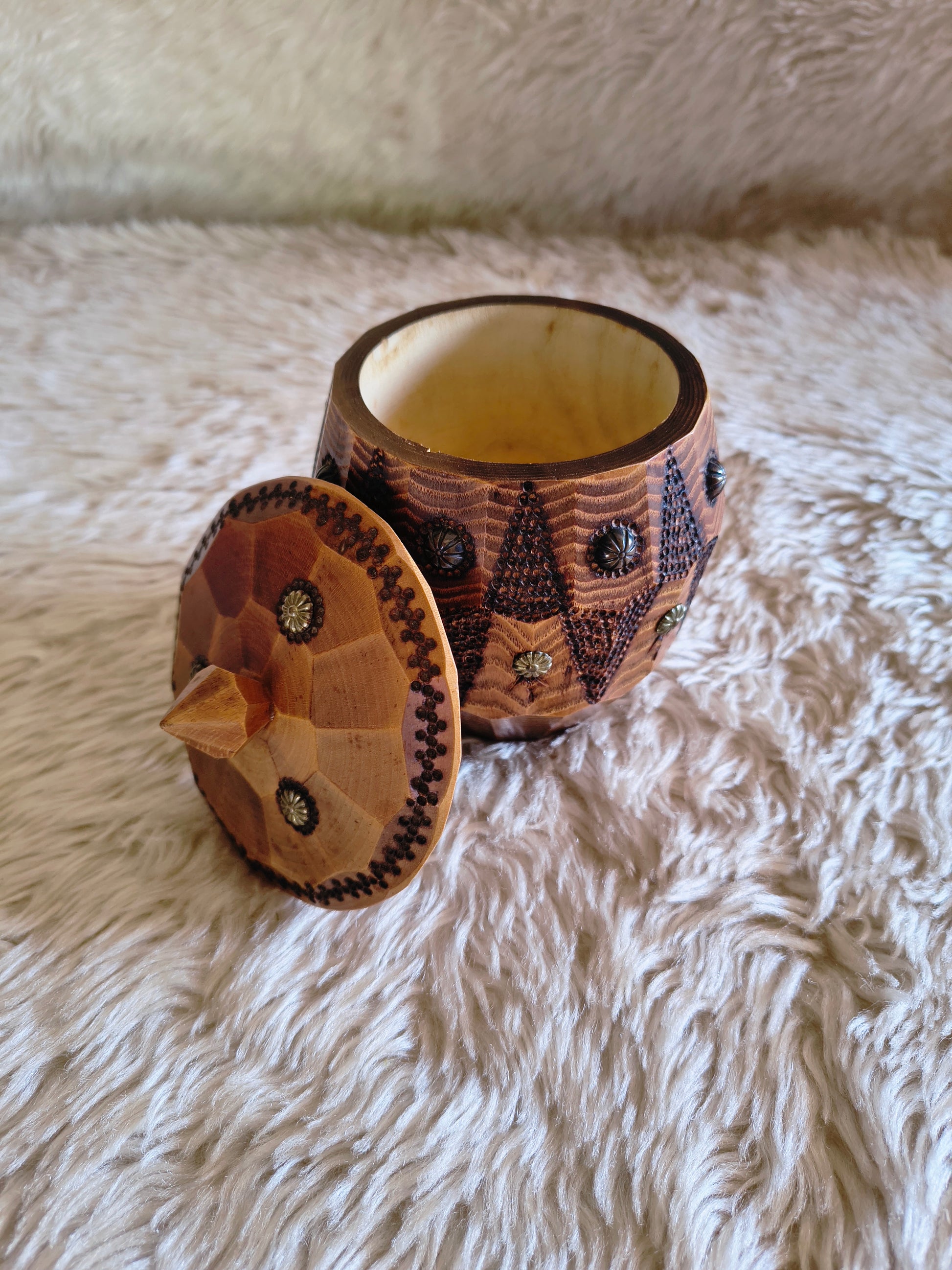 Boîte en bois tourné style rustique médieval