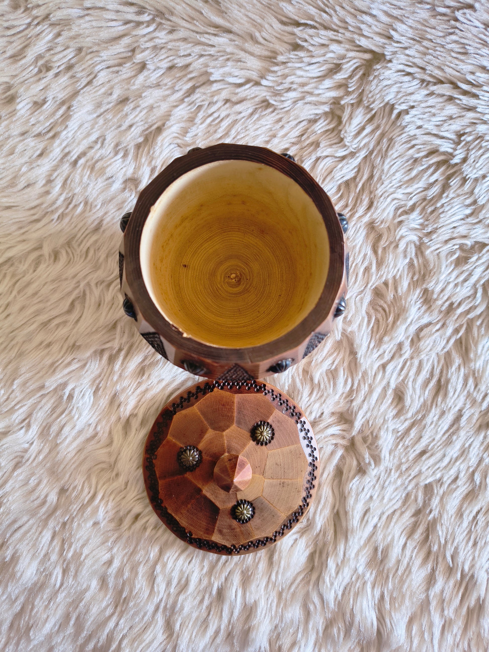 Boîte en bois tourné style rustique médieval