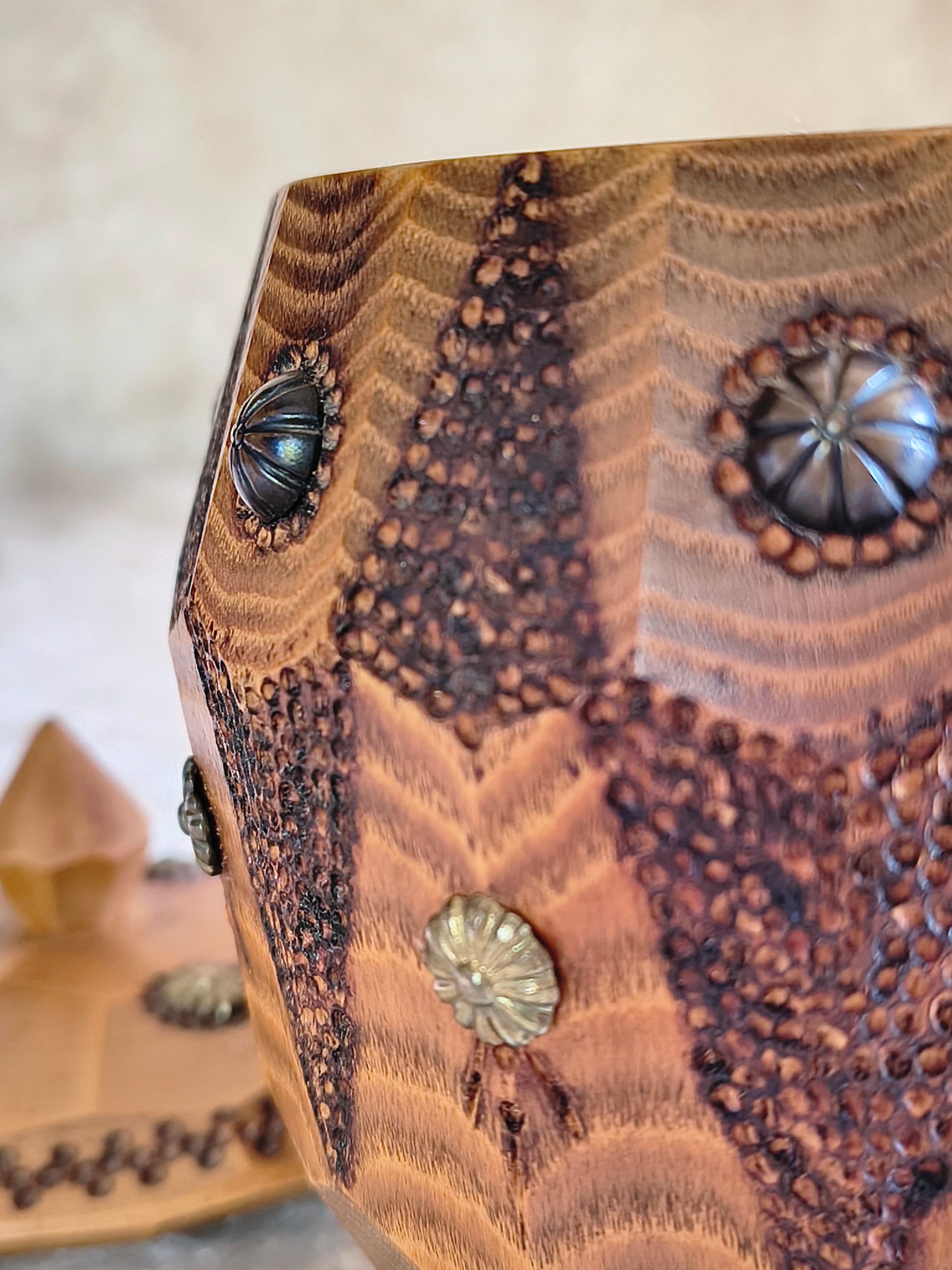 Boîte en bois tourné style rustique médieval