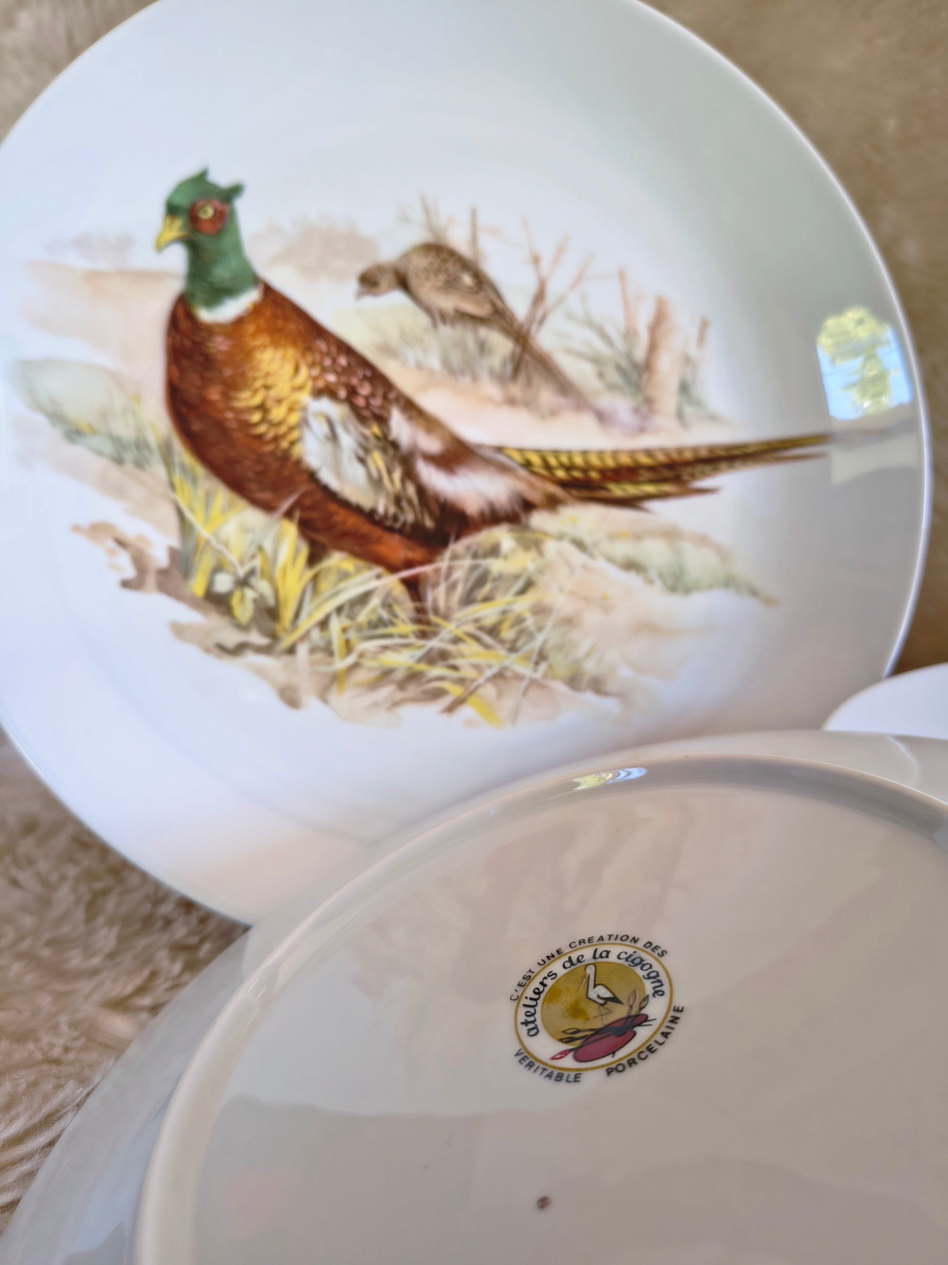 Service d'assiettes en porcelaine décor d'animaux des bois