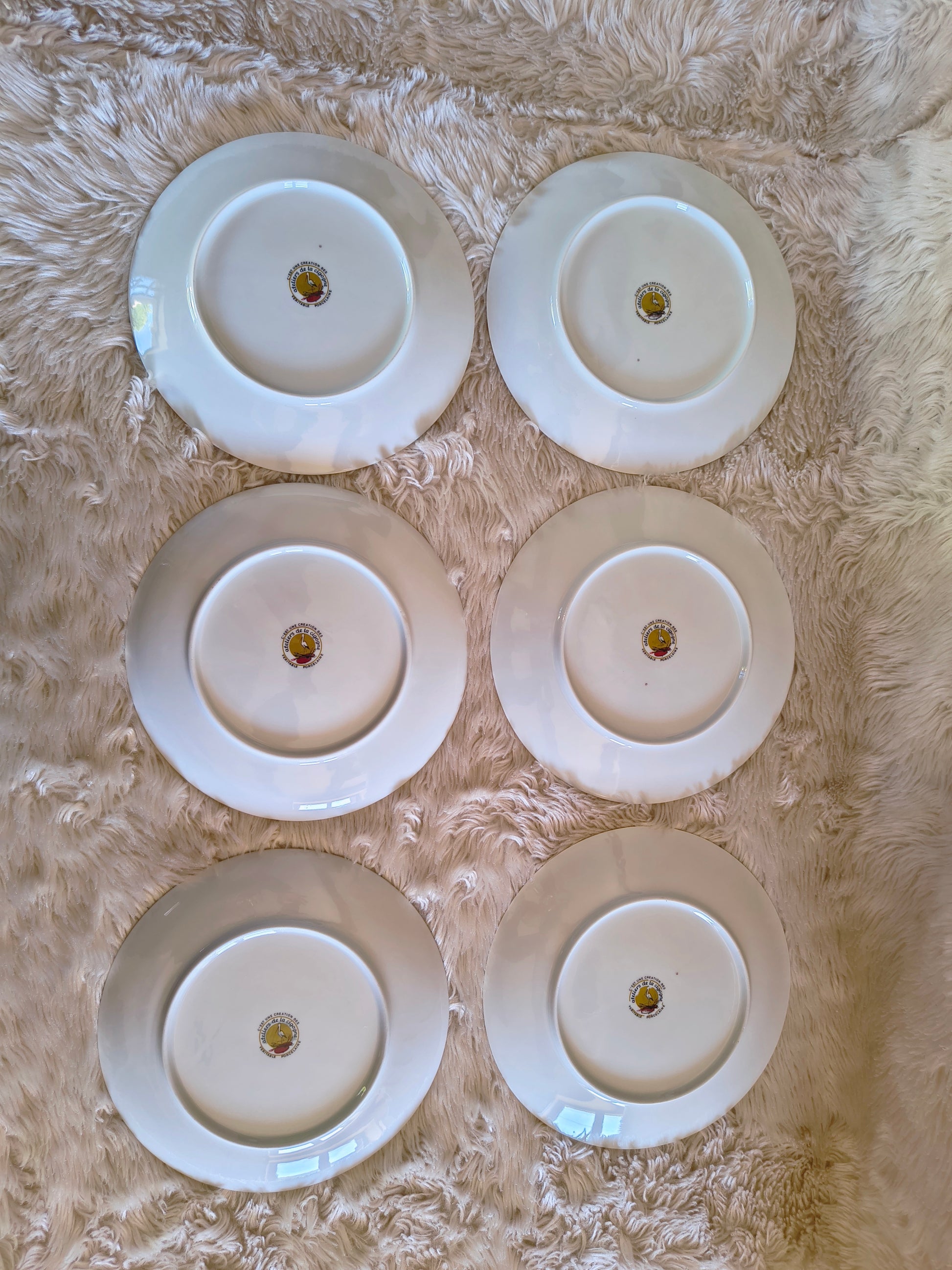 Service d'assiettes en porcelaine décor d'animaux des bois