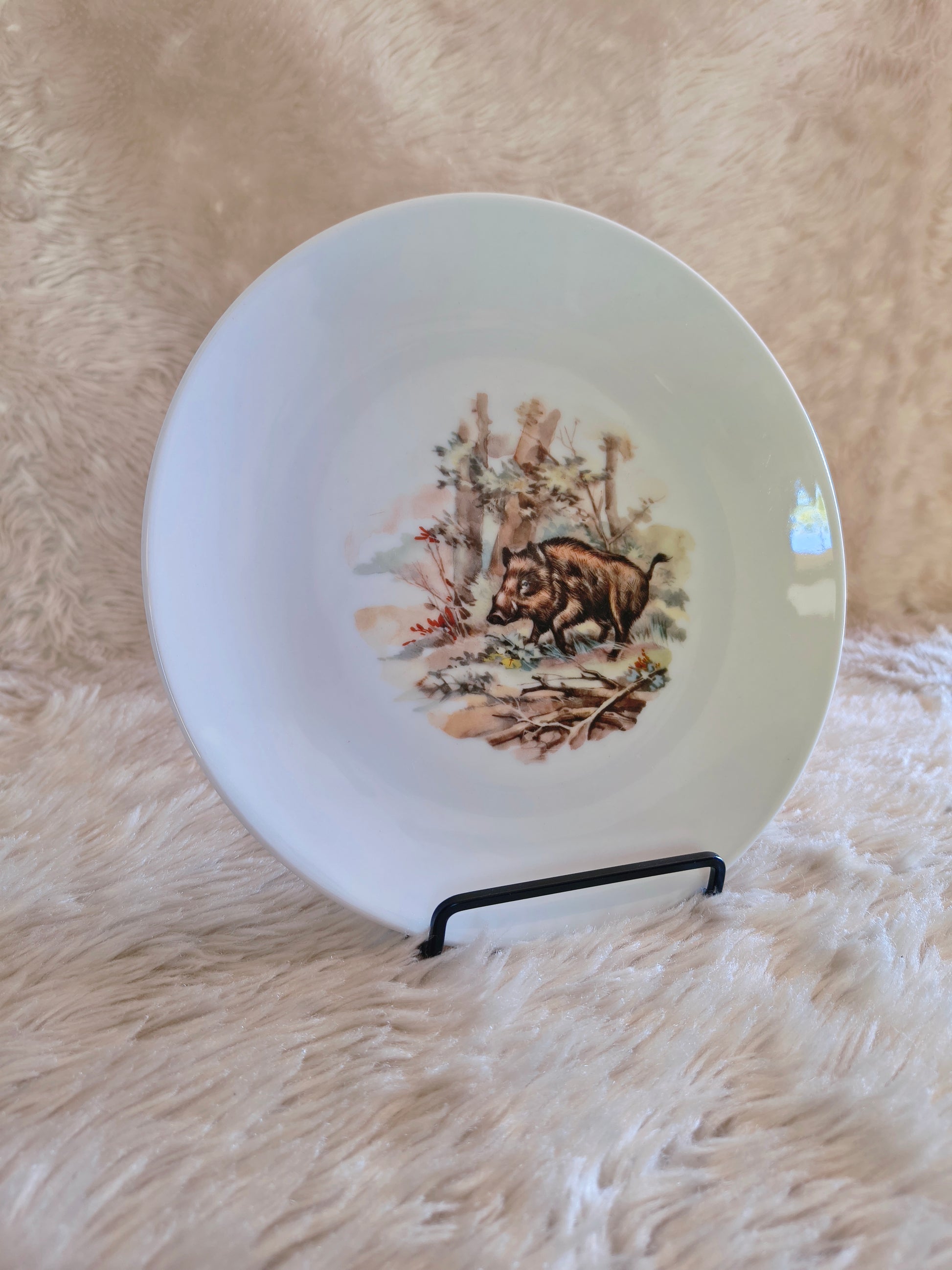 Service d'assiettes en porcelaine décor d'animaux des bois