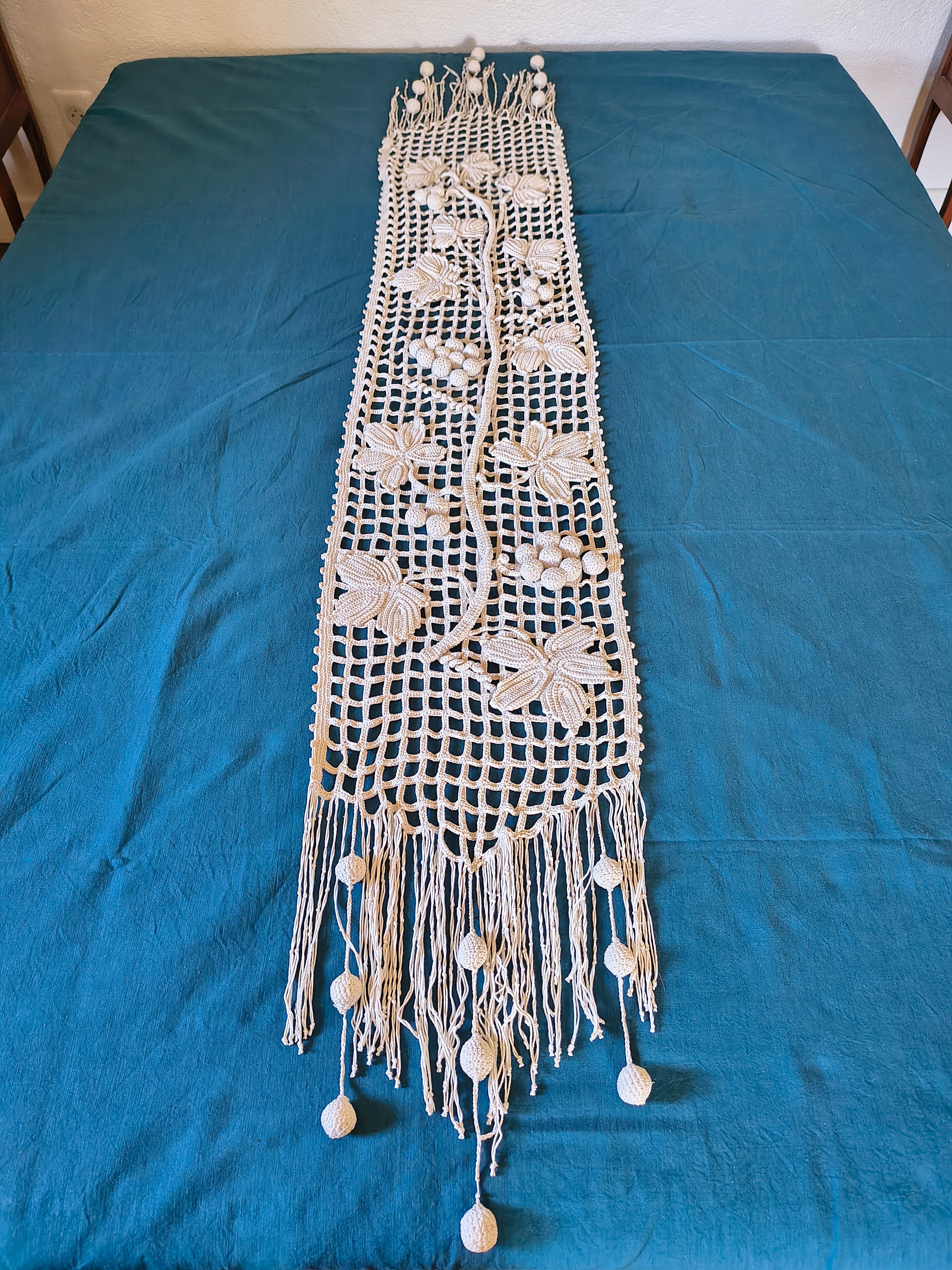 Napperon chemin de table crochet coton écru decor vigne en relief et franges
