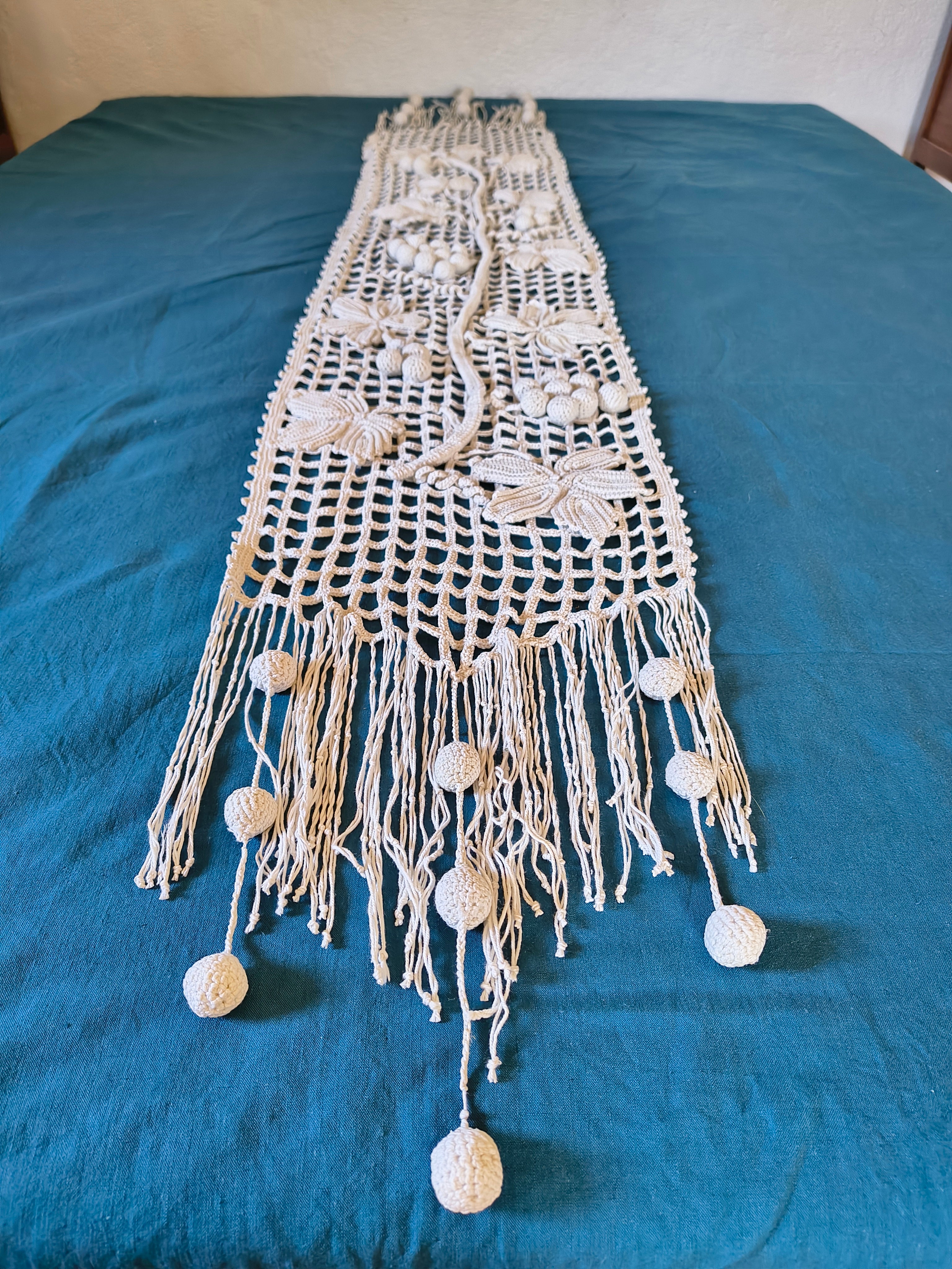Napperon chemin de table crochet coton écru decor vigne en relief et franges