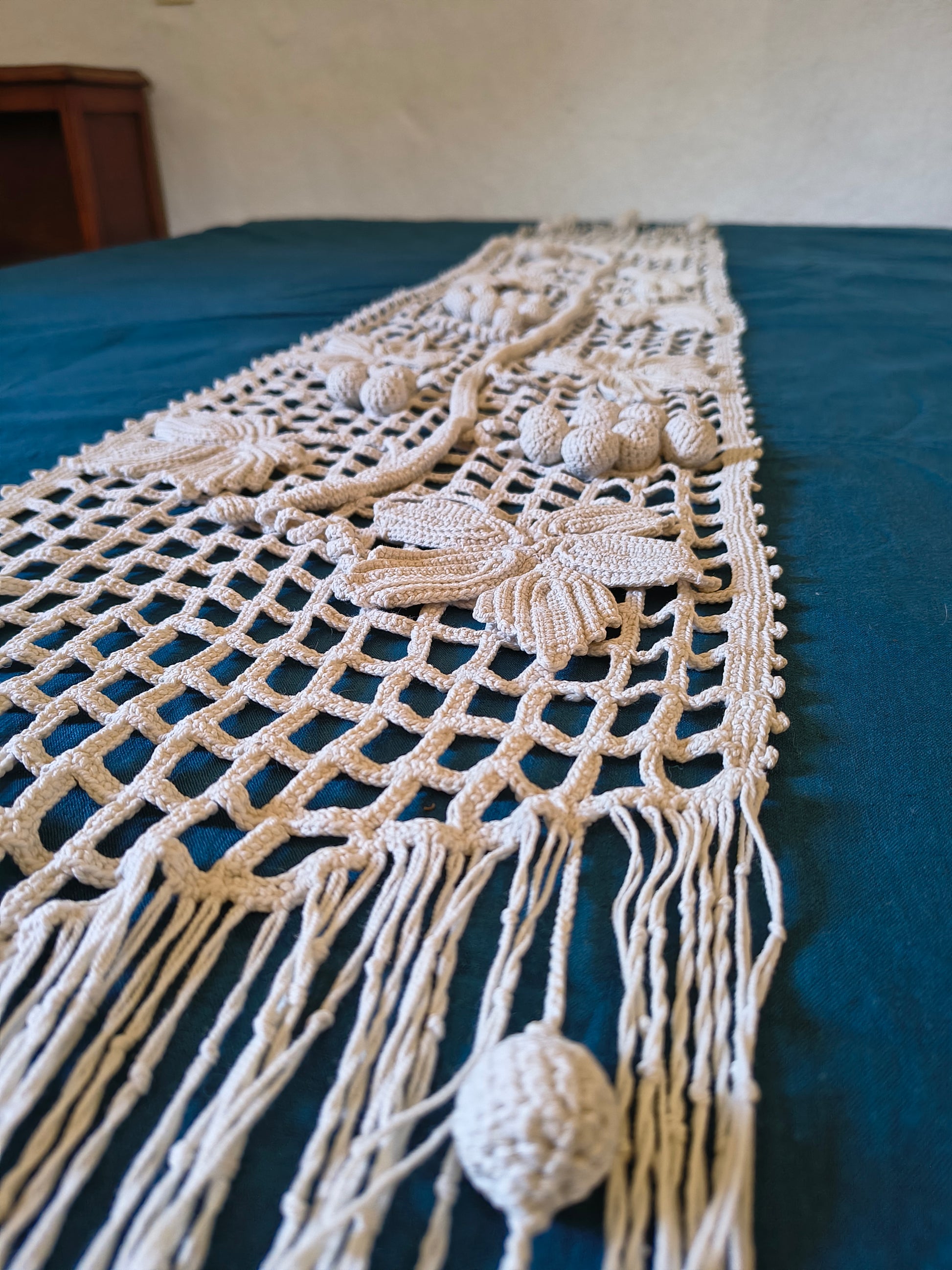 Napperon chemin de table crochet coton écru decor vigne en relief et franges