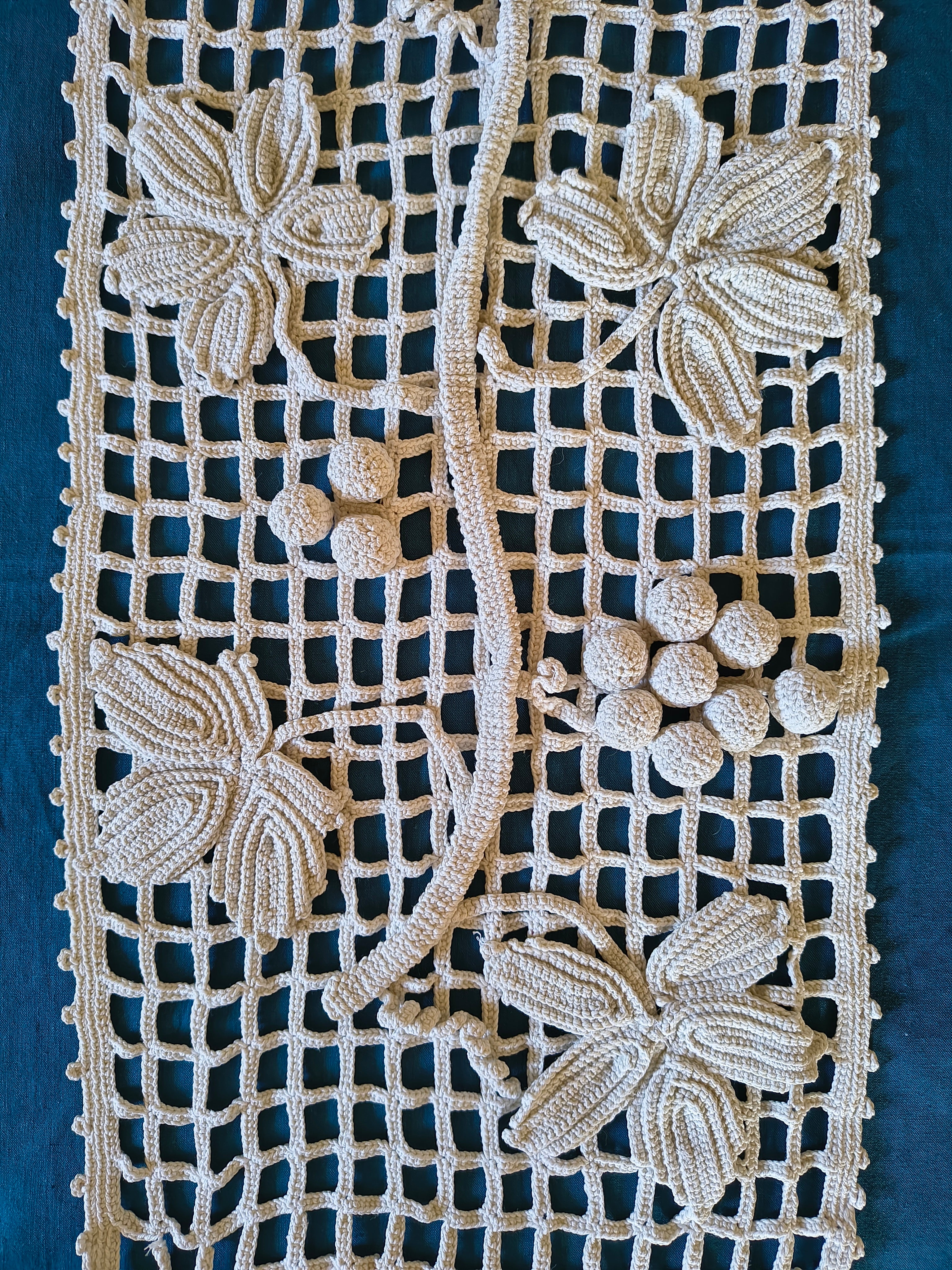 Napperon chemin de table crochet coton écru decor vigne en relief et franges