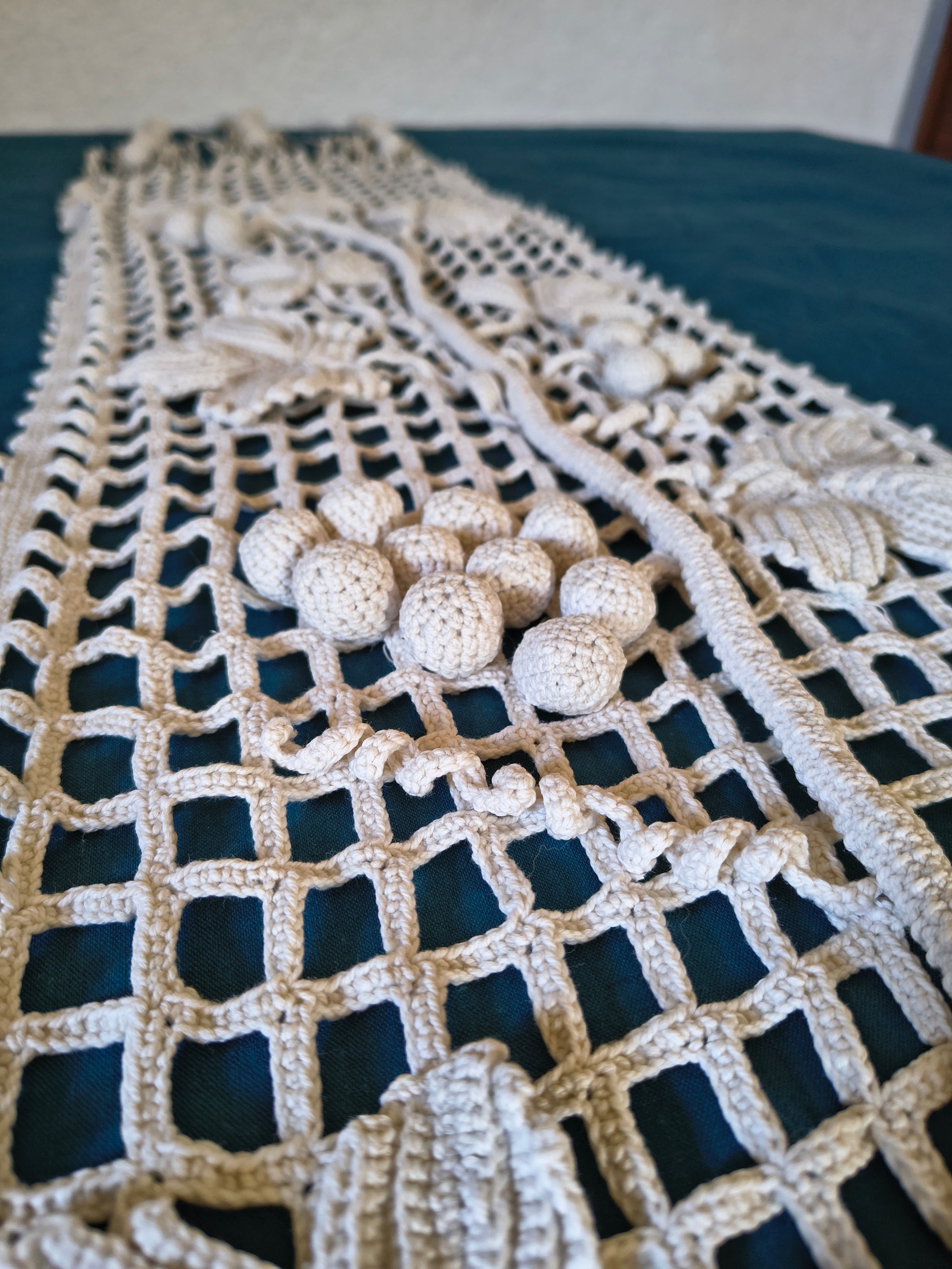 Napperon chemin de table crochet coton écru decor vigne en relief et franges