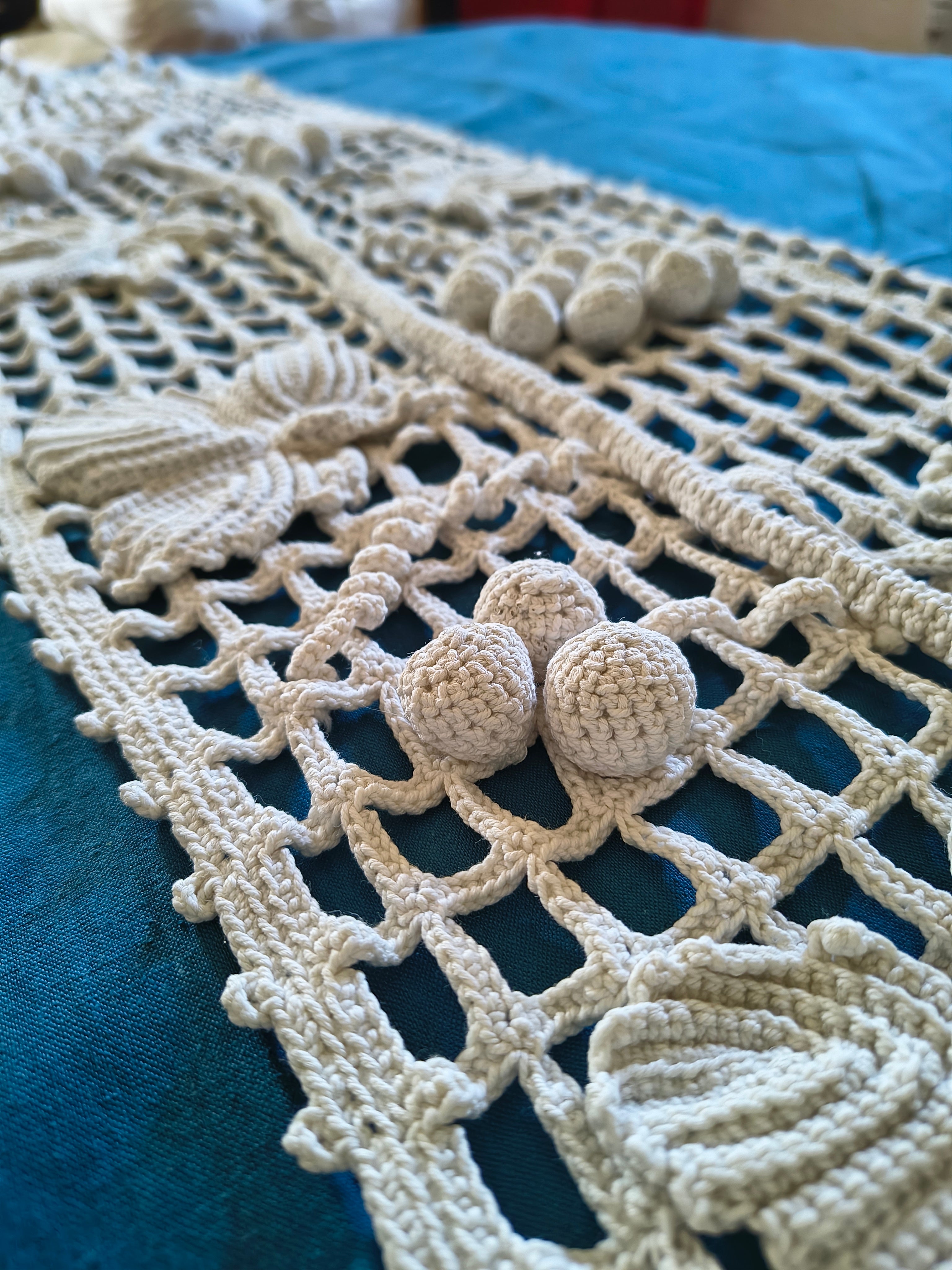 Napperon chemin de table crochet coton écru decor vigne en relief et franges