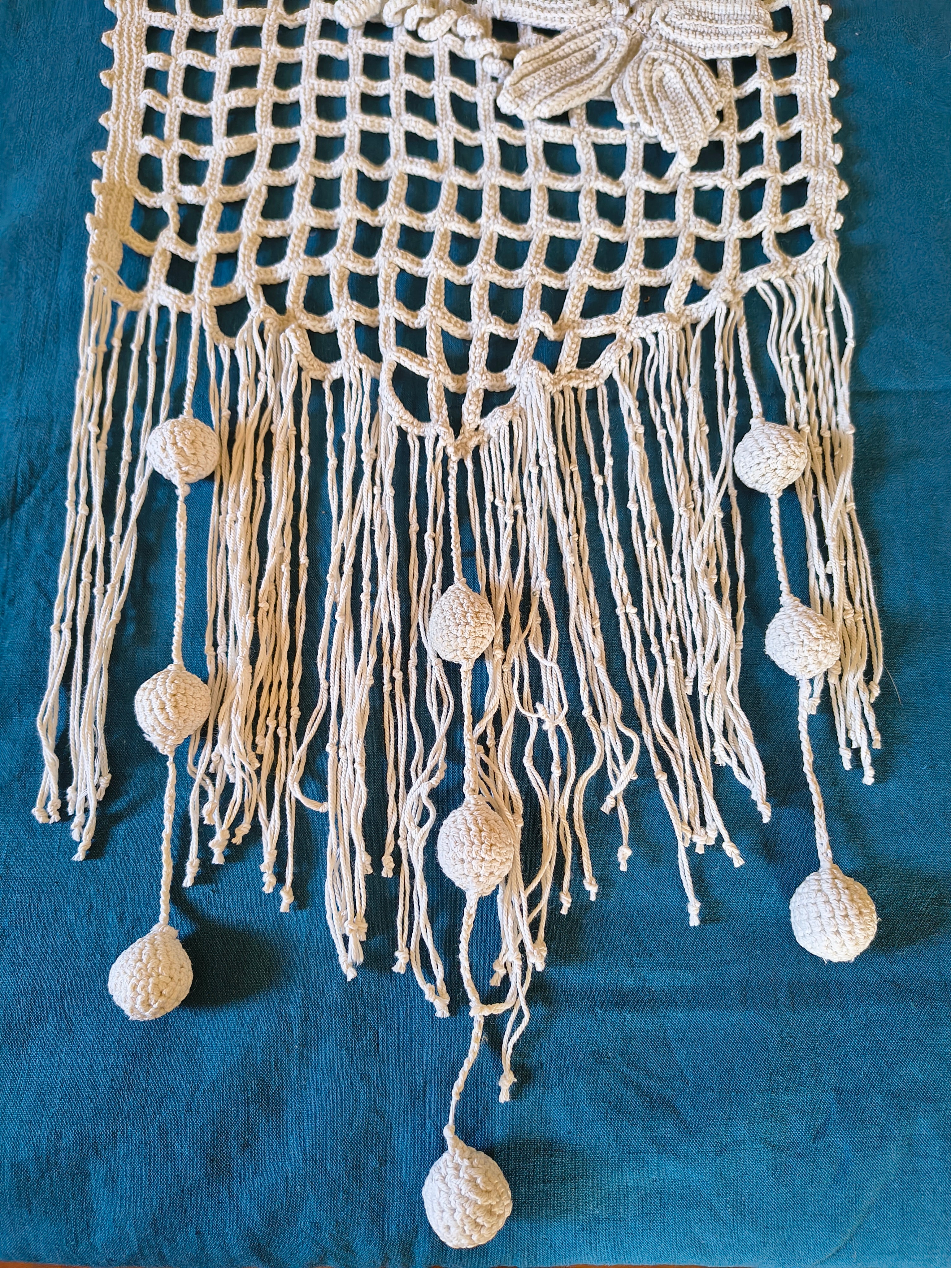 Napperon chemin de table crochet coton écru decor vigne en relief et franges