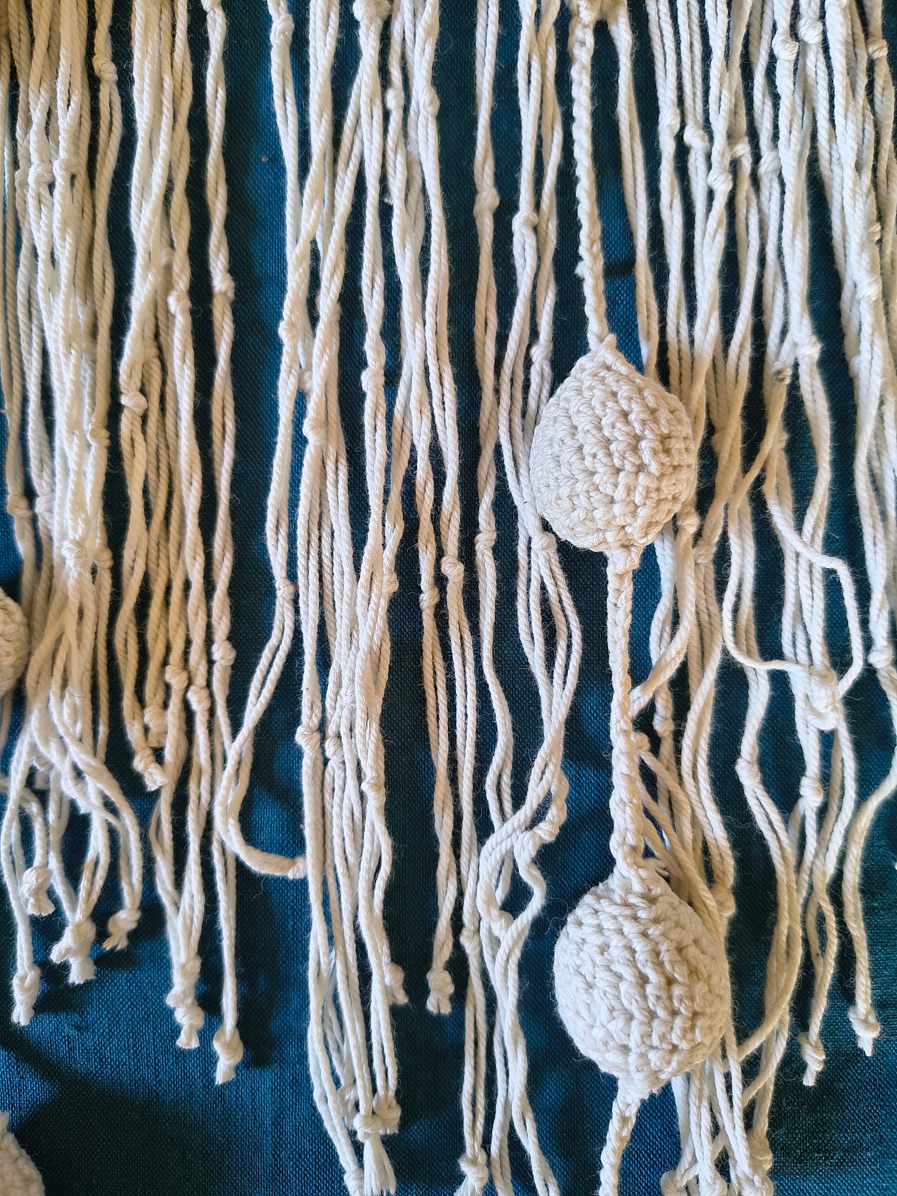 Napperon chemin de table crochet coton écru decor vigne en relief et franges