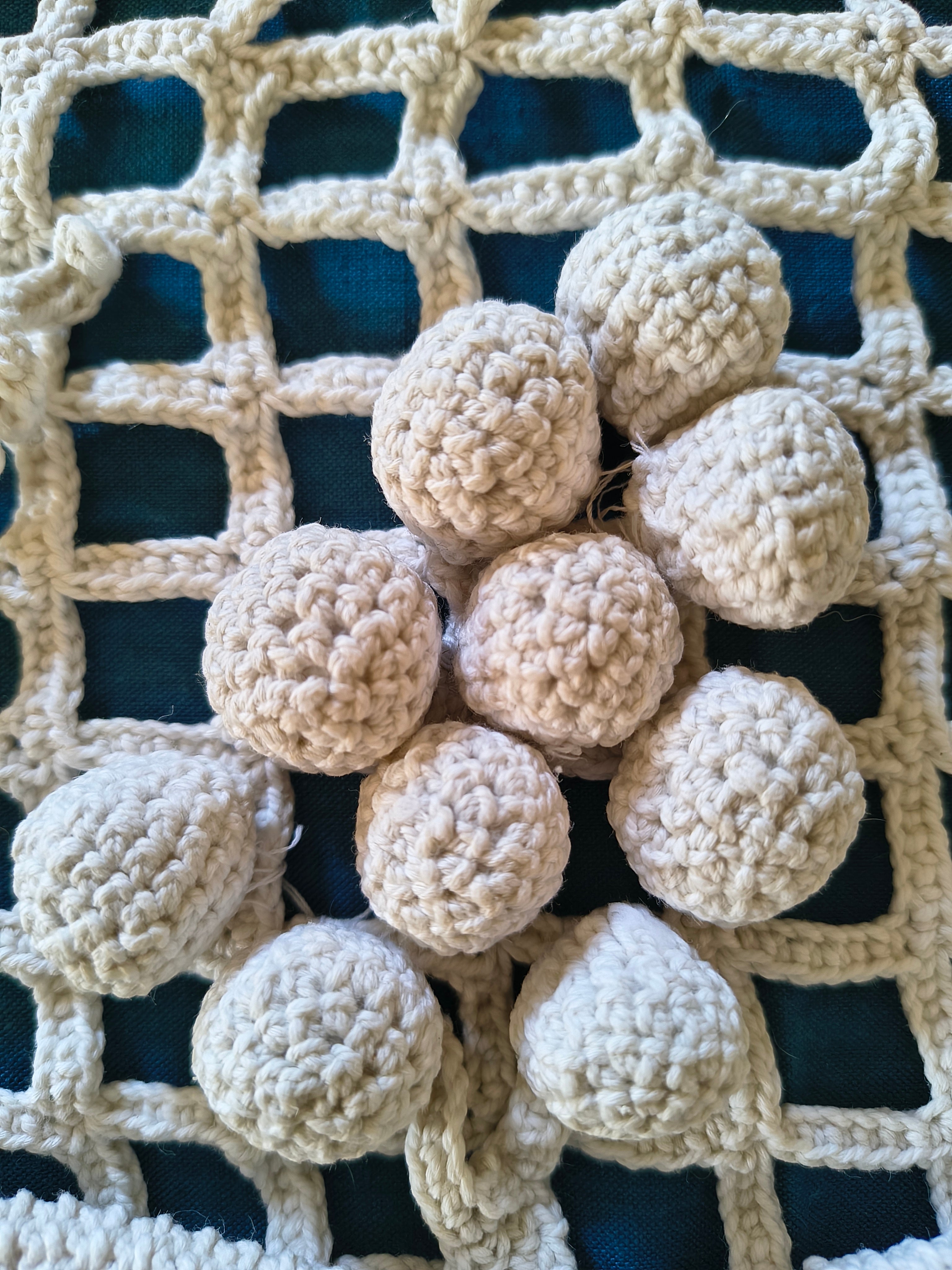 Napperon chemin de table crochet coton écru decor vigne en relief et franges