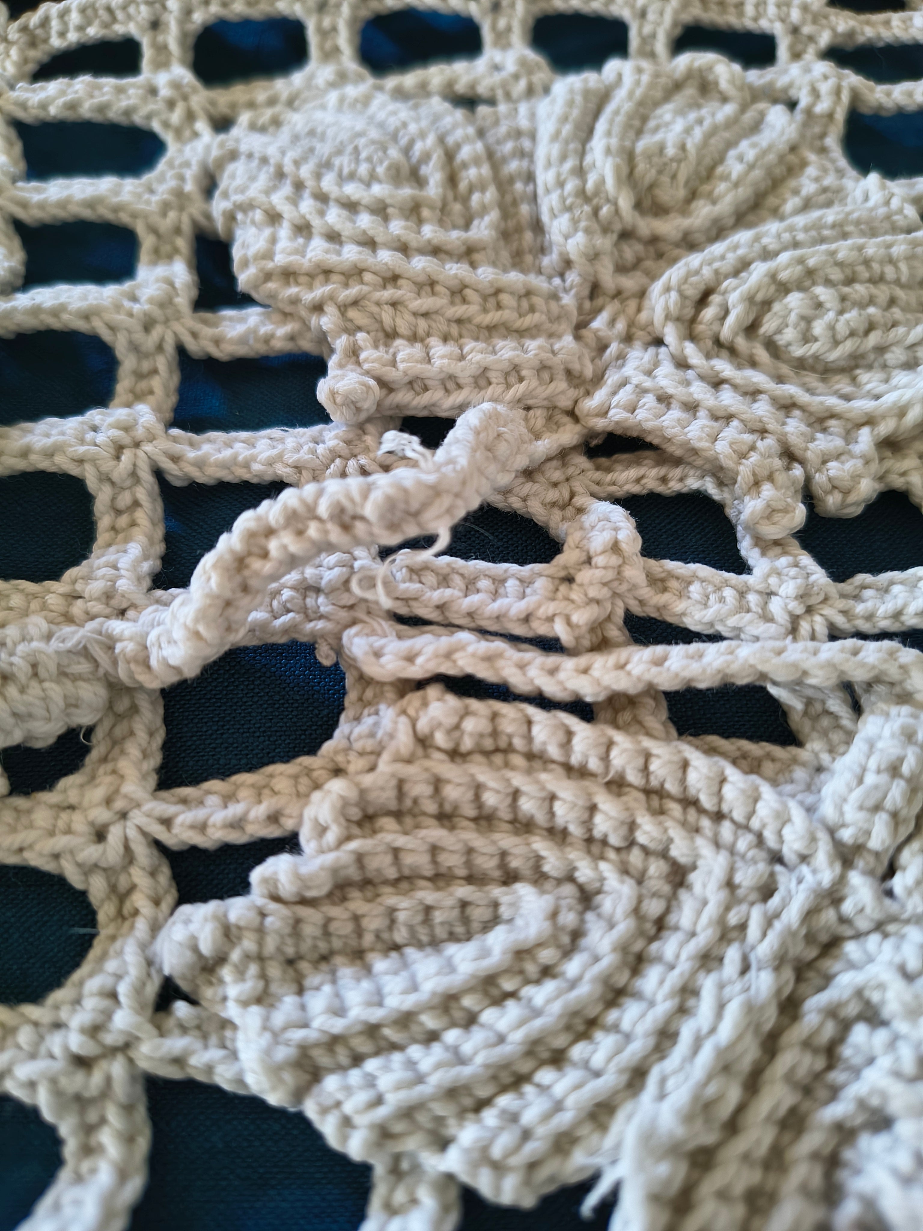 Napperon chemin de table crochet coton écru decor vigne en relief et franges