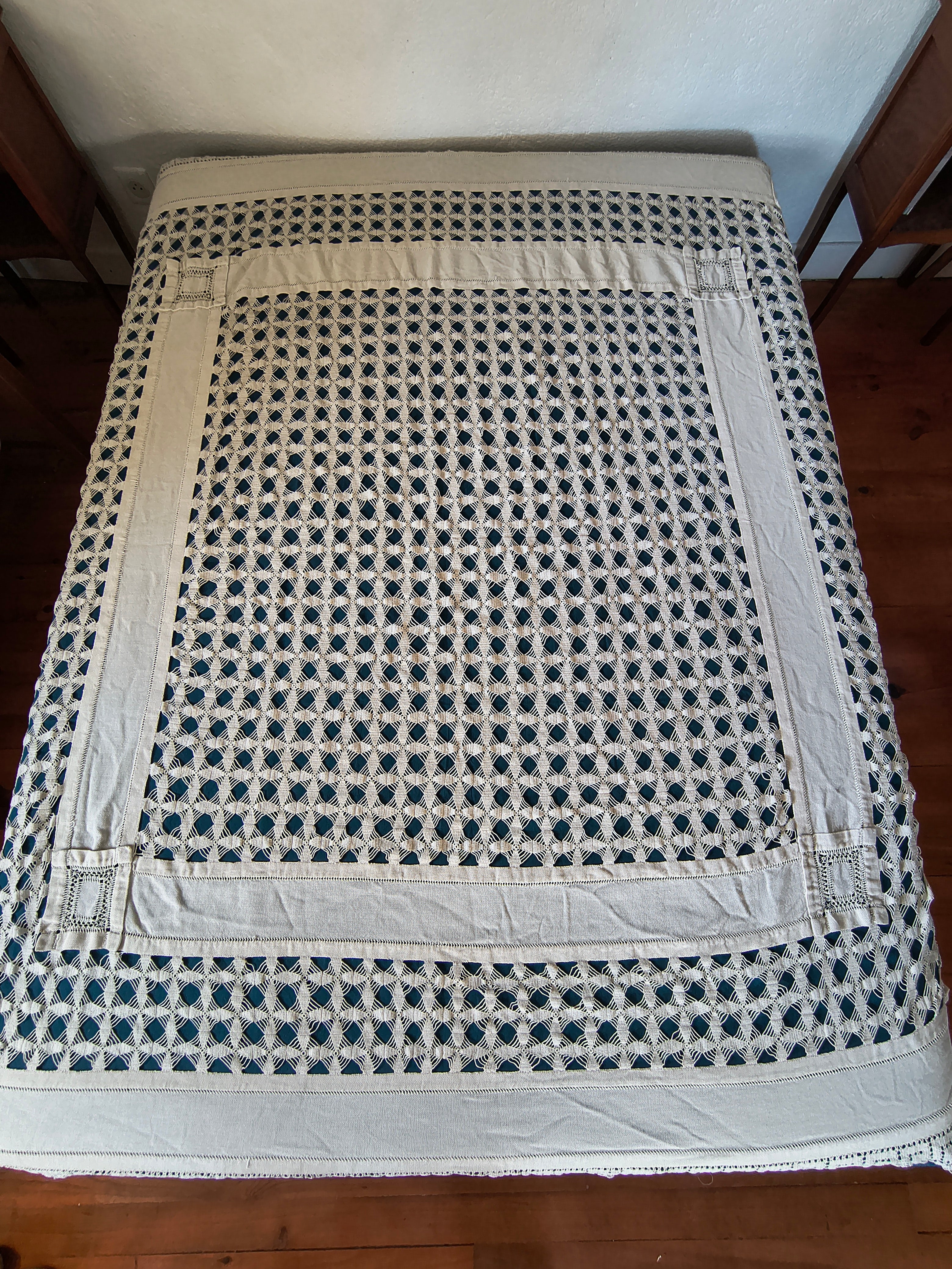 Jeté de lit ancien en coton écru tissage et crochet