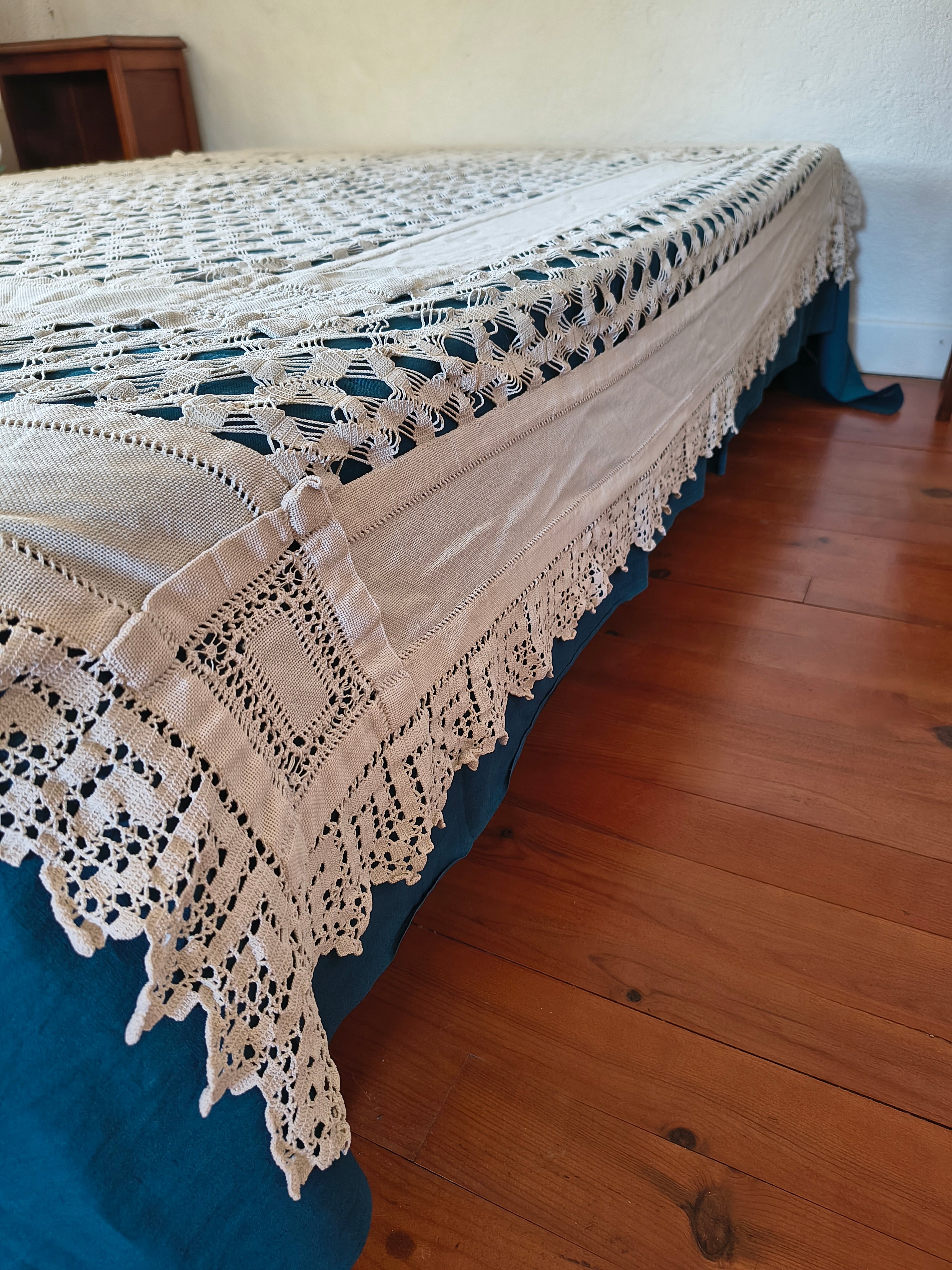 Jeté de lit ancien en coton écru tissage et crochet