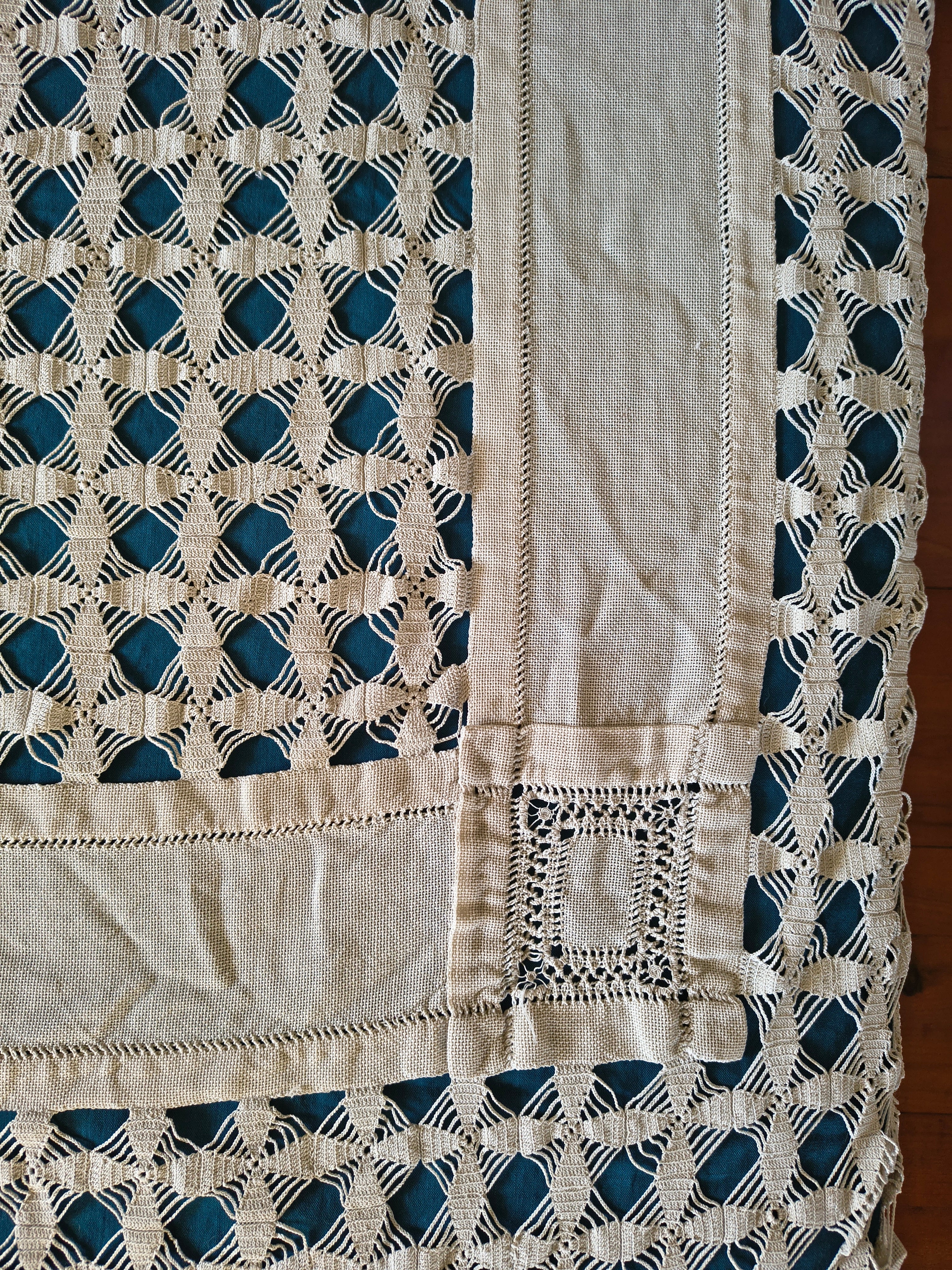 Jeté de lit ancien en coton écru tissage et crochet