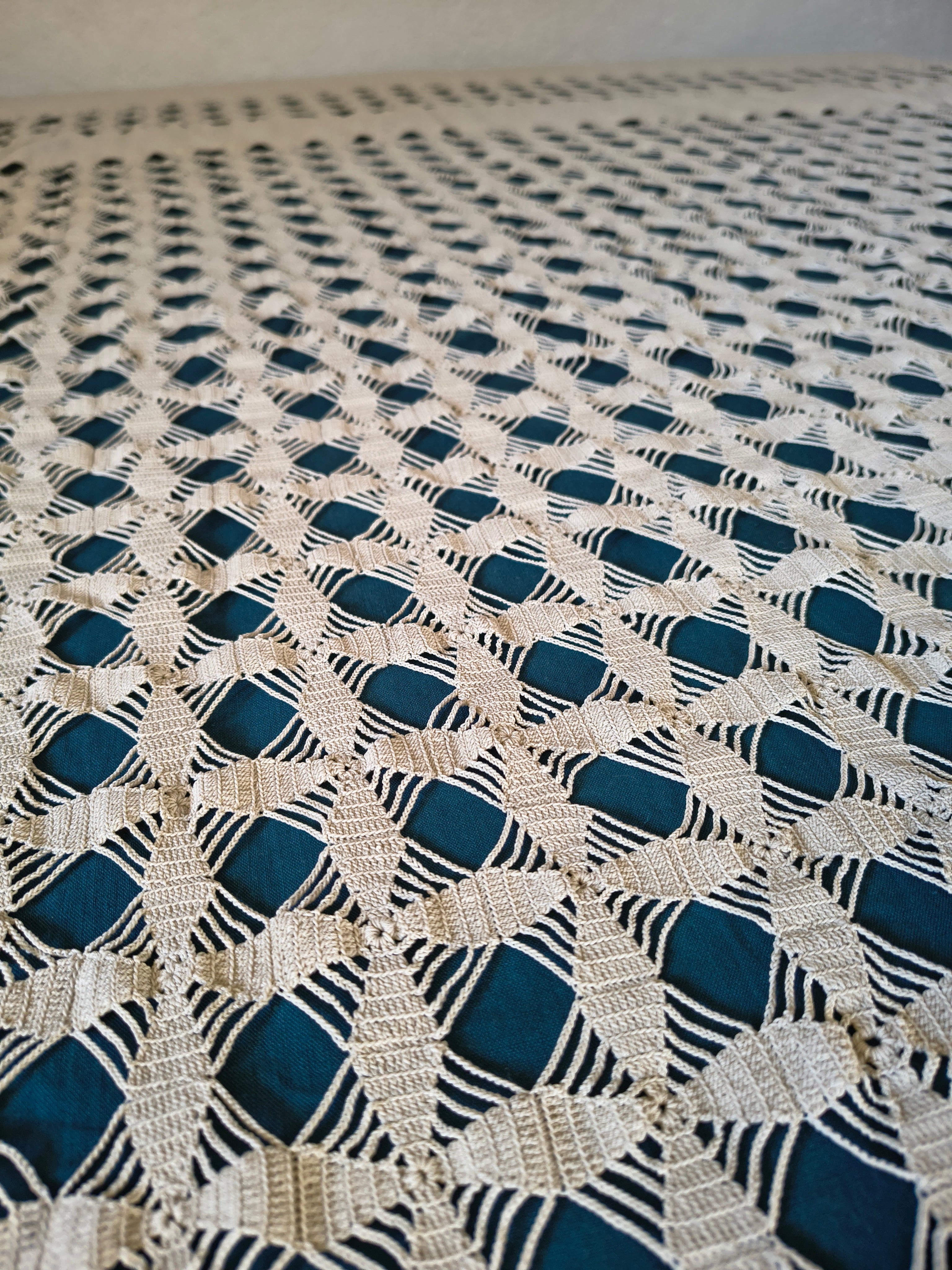 Jeté de lit ancien en coton écru tissage et crochet